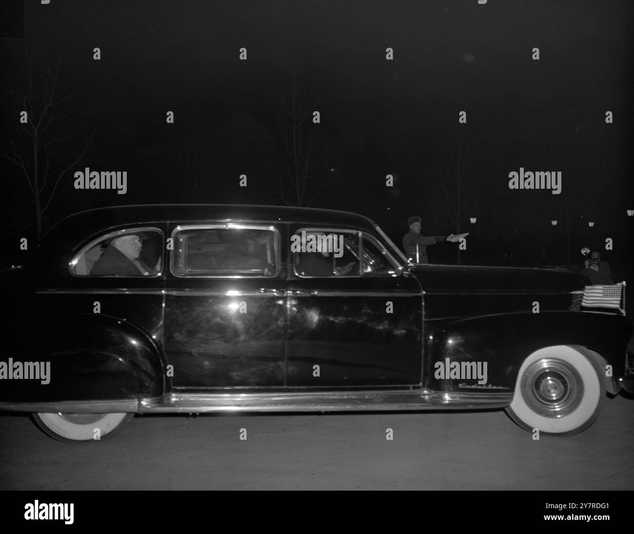 DULLES DINES 1178 MOTOTOTOV. Il 29 gennaio 1954, il Segretario di Stato americano John Foster Dulles ha cenato con il Ministro degli Esteri sovietico Molotov all'ambasciata russa a Berlino stasera. Le potenze occidentali riconoscono la massiccia struttura in pietra come il vero nome, Ambasciata sovietica, al vostro qualche lunedì. La riunione, che dovrebbe entrare nella sua seconda sessione, include la presenza dell'alto Commissario sovietico. Lo scopo della riunione è quello di dare il primo riconoscimento de facto al governo della Germania orientale, che l'Occidente ha rifiutato di fare, mantenendo il riconoscimento basato su elezioni libere. Il nostro programma fotografico Foto Stock