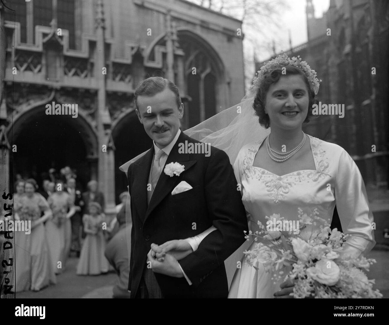 L.G. IL RAGAZZO DELLA QUARTA PAGINA. 28.1,54. David Lloyd George, di tre anni, era una pagina al matrimonio di Miss Juliet Nash, 24 anni, figlia di un avvocato del Sussex, e Mr. Richard Worsley, 28 anni, che sta studiando per diventare un commercialista. David Lloyd George è il figlio del visconte Gwynedd, erede del conte Lloyd George, e pronipote dello statista. I.N.P. foto mostra la sposa e lo sposo che lasciano St. Margaret's, Westminster, dopo la cerimonia. Foto di J. Davies. 74222.EM. Foto di notizie internazionali. Foto Stock