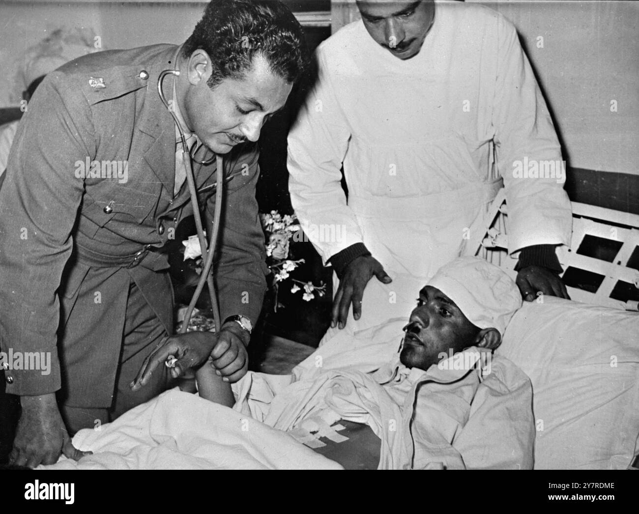 GUARDA IL SET PER I TEPPISTI EGIZIANI. 27.I.54. Alle forze britanniche nella zona del canale di Suez è stato ordinato di rafforzare le precauzioni di sicurezza. La vigilanza deve essere aumentata per proteggere le truppe dagli attacchi egiziani "mantello e pugnale”. Altri due soldati, membri dell'unità di controllo della malaria, sono scomparsi durante il fine settimana. L'attuale numero di incidenti si attesta ora a tre omicidi e sette uomini dispersi. La tensione è aumentata negli ultimi tre giorni, ma gli egiziani possono ora essere pronti a estendere le pattuglie della polizia. Questo segue le forti rappresentazioni fatte in due visite dall'ambasciatore britannico, Sir Ralph Stev Foto Stock