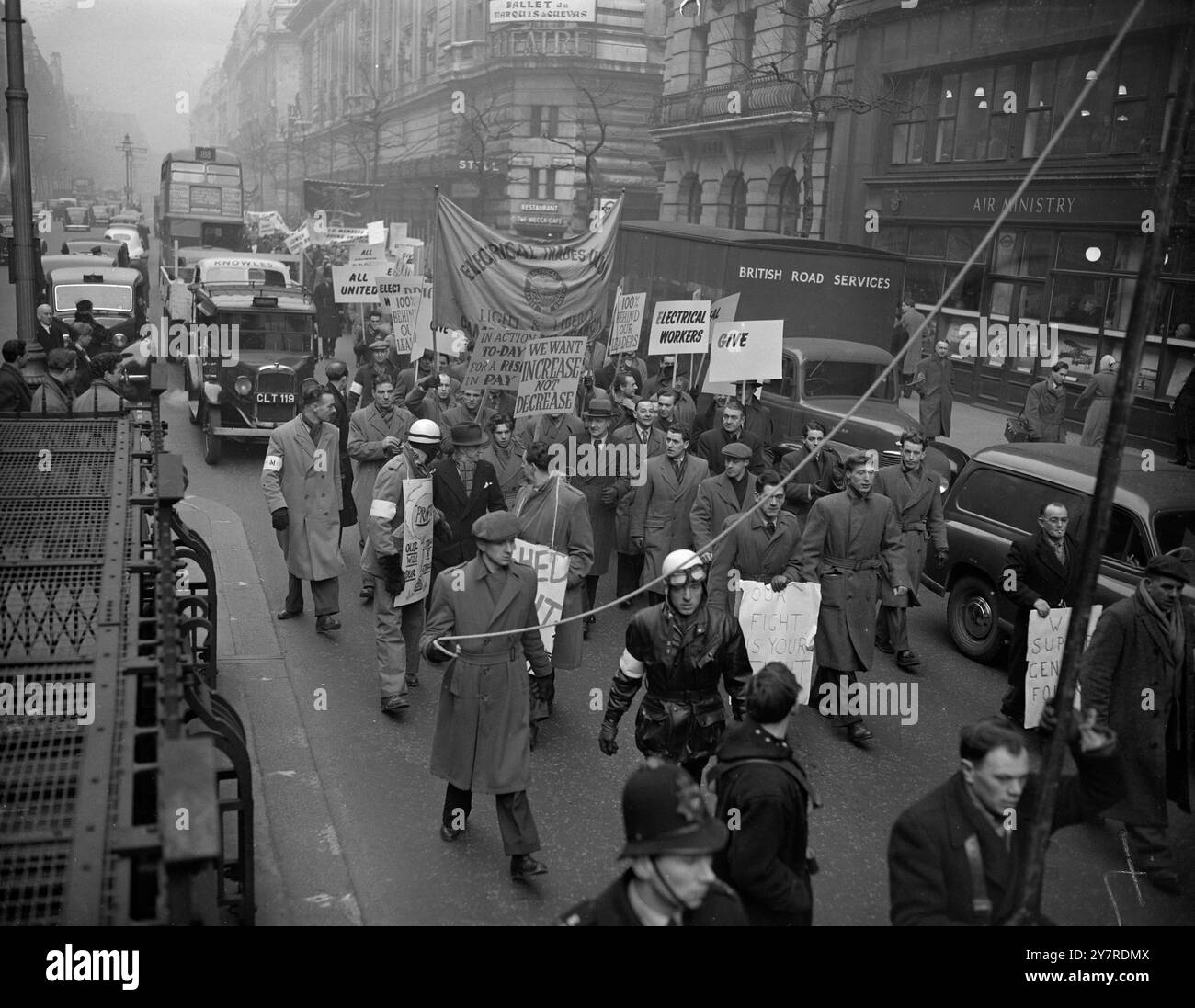 GLI SCIOPERI ELETTRICI MARCIANO ATTRAVERSO LONDRA. 28.1.54 scioperi elettrici di Londra oggi marciarono da Bloomsbury alla City per manifestare a sostegno delle loro richieste di un aumento salariale. I.N.P. Photo mostra gli scioperanti con i loro striscioni attraverso Kingsway, Londra, oggi. Foto di R. Pelmer. EM/74212. Foto di notizie internazionali. Foto Stock