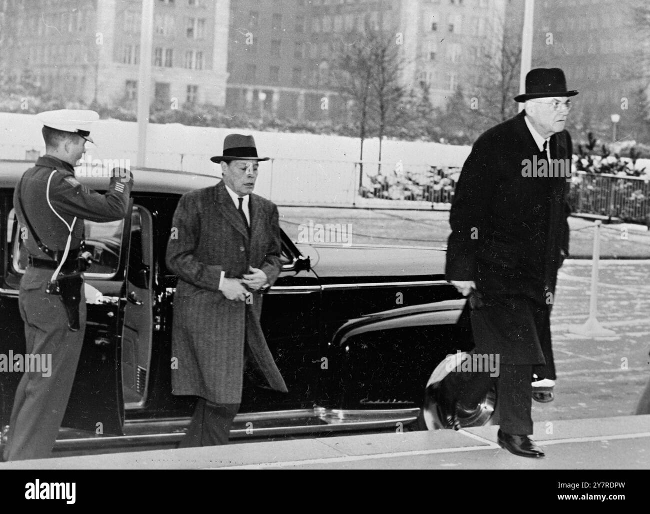 GRANDE - QUATTRO CONFERENZE A BERLINO. 25.1,54. 36 foto I.N.P. mostra: Mr. Dulles, Segretario di Stato per gli Stati Uniti, in arrivo per la conferenza a Berlino Ovest. 251/EM/74134. Foto di notizie internazionali. Foto Stock