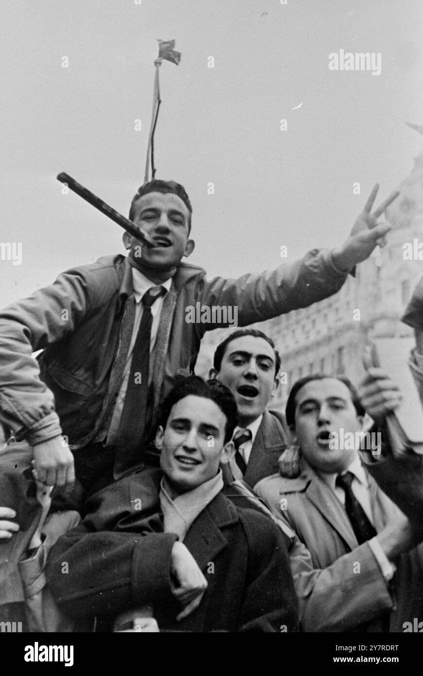 I RIVOLTOSI TENNERO LONTANI L'AMBASCIATA BRITANNICA. I rivoltosi di Madrid sequestrano la radio. 26.1,54. Oggi gli studenti in rivolta hanno sequestrato la stazione radio di Madrid. L'hanno costretta a interrompere le trasmissioni per mezz'ora. Gli studenti sono stati infuriati per le rivolte di ieri, quando 18 poliziotti e 20 studenti sono rimasti feriti in una manifestazione che chiedeva il ritorno di Gibilterra in Spagna. LA FOTO DI I.N.P. MOSTRA: Uno degli studenti del signor Churchill. Ha un grande sigaro in bocca e una corda intorno al collo, sostenuta da un bastone, e sta facendo il famoso segno "V". 7/gd/74179. Foto di notizie internazionali. Foto Stock
