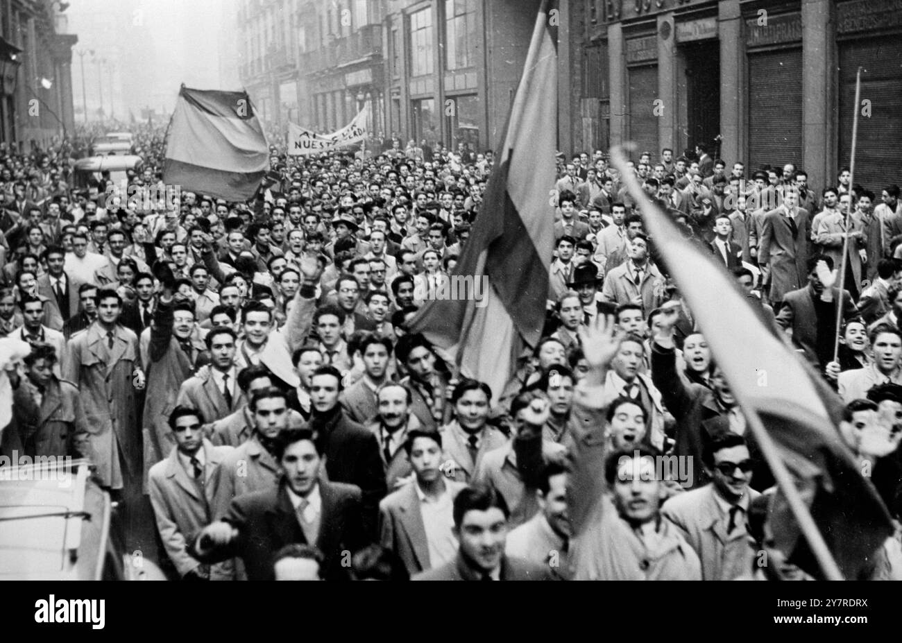 I RIVOLTOSI TENNERO LONTANI L'AMBASCIATA BRITANNICA. I rivoltosi di Madrid sequestrano la radio. 26.1,54. Oggi gli studenti in rivolta hanno sequestrato la stazione radio di Madrid. L'hanno costretta a interrompere le trasmissioni per mezz'ora. Gli studenti sono stati infuriati per le rivolte di ieri, quando 18 poliziotti e 20 studenti sono rimasti feriti in una manifestazione che chiedeva il ritorno di Gibilterra in Spagna. LE FOTO DI I.N.P. MOSTRANO: Una vista della marcia sull'ambasciata britannica. Un cartello sul retro dice "Gibilterra è spagnola". 7/gd/74180. Foto di notizie internazionali. Foto Stock