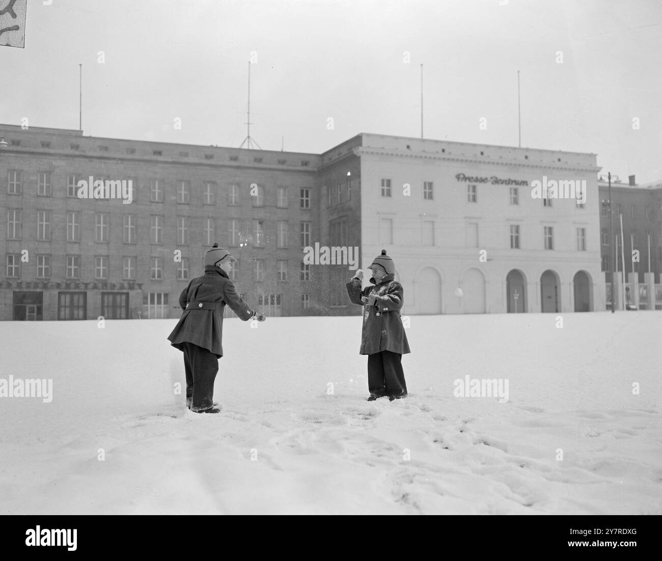 BERLINO EST SI PREPARA PER DIG TOOT. L'ex edificio del Ministero della Propaganda nazista del periodo Goebbels ora funge da edificio informativo per la stampa nel settore sovietico di Berlino. La foto INP mostra bambini che giocano sulla neve di fronte all'edificio informativo della stampa sovietica sulla Wilhelmstrasse, nel settore orientale di Berlino. Foto di notizie internazionali di Joe Waldorf. Foto Stock