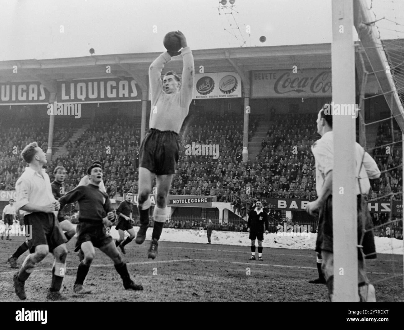 L'ITALIA SCONFIGGE LA GIOVANE INGHILTERRA A CALCIO. 23.1,54. I.N.P. foto mostra: Wood, il portiere inglese, salva durante un attacco al gol inglese a Bologna. 3/EM 74046. Foto di notizie internazionali. Foto Stock