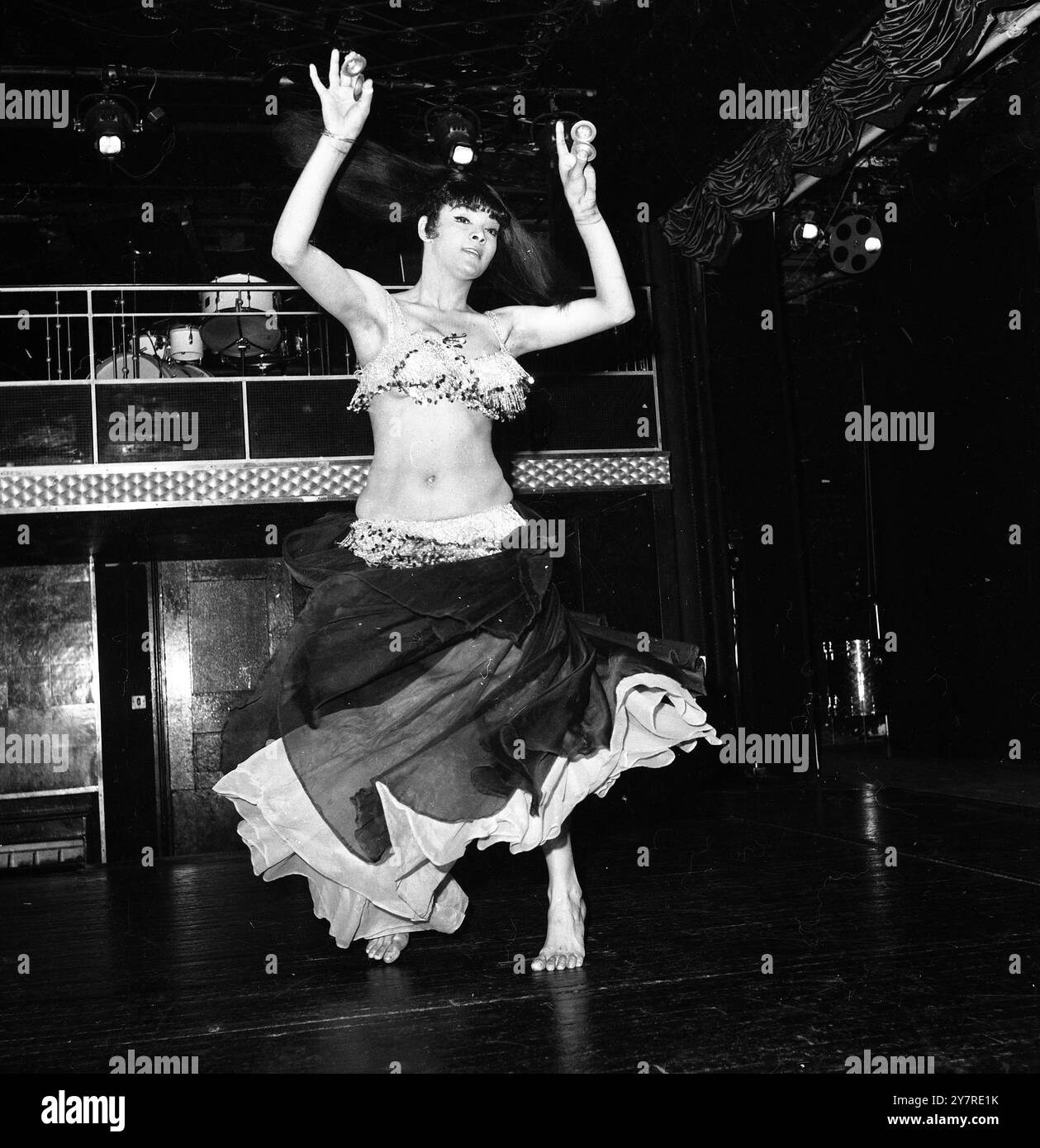 PEERLESS BELLY DANCERLondra, Inghilterra, Regno Unito : nella foto durante le prove al Pigalle Night Club, oggi, c'è Lady Moynihan, che si apre come ballerina del ventre nel locale notturno più avanti nel mese. Lady Moynihan, nuora del defunto Lord Moynihan, ex presidente del Partito Liberale, rinomata per la sua abilità di danza del ventre in tutte le capitali del Mediterraneo orientale. Precedentemente nota come Principessa Amina, è nata Shirin Berry in Malesia. Lady Moynihan ha firmato un contratto per iniziare una nuova carriera come star del cinema in una produzione di £ 500.000 intitolata 'Whoosh!' ha il ruolo principale - una ragazza di un har Foto Stock