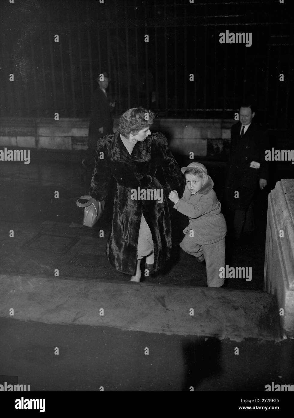 LA SIGNORA HILLERS E IL FIGLIO FREQUENTANO I SUOI AVVOCATI DI LONDRA. Il 21 gennaio 1954, il caso per decidere la custodia del sedicenne Jimmy Hillers, figlio di una madre tedesca, la signora Hannah Hillers, e di un padre americano, il signor Harold Hillers, ha preso una piega verso il completamento ieri, quando suo padre ha ottenuto un writ alla High Court di Londra, rendendolo un Ward of Chancery per 21 giorni fino a quando il caso non sarà ascoltato. Il signor Hillers e' stato arrestato all'aeroporto di Londra durante il fine settimana mentre lui e suo figlio stavano per salire a bordo di un aereo per New York dopo essere fuggiti dalla Germania. La signora Hillers salì su un aereo da Francoforte e seguì fino a fi Foto Stock