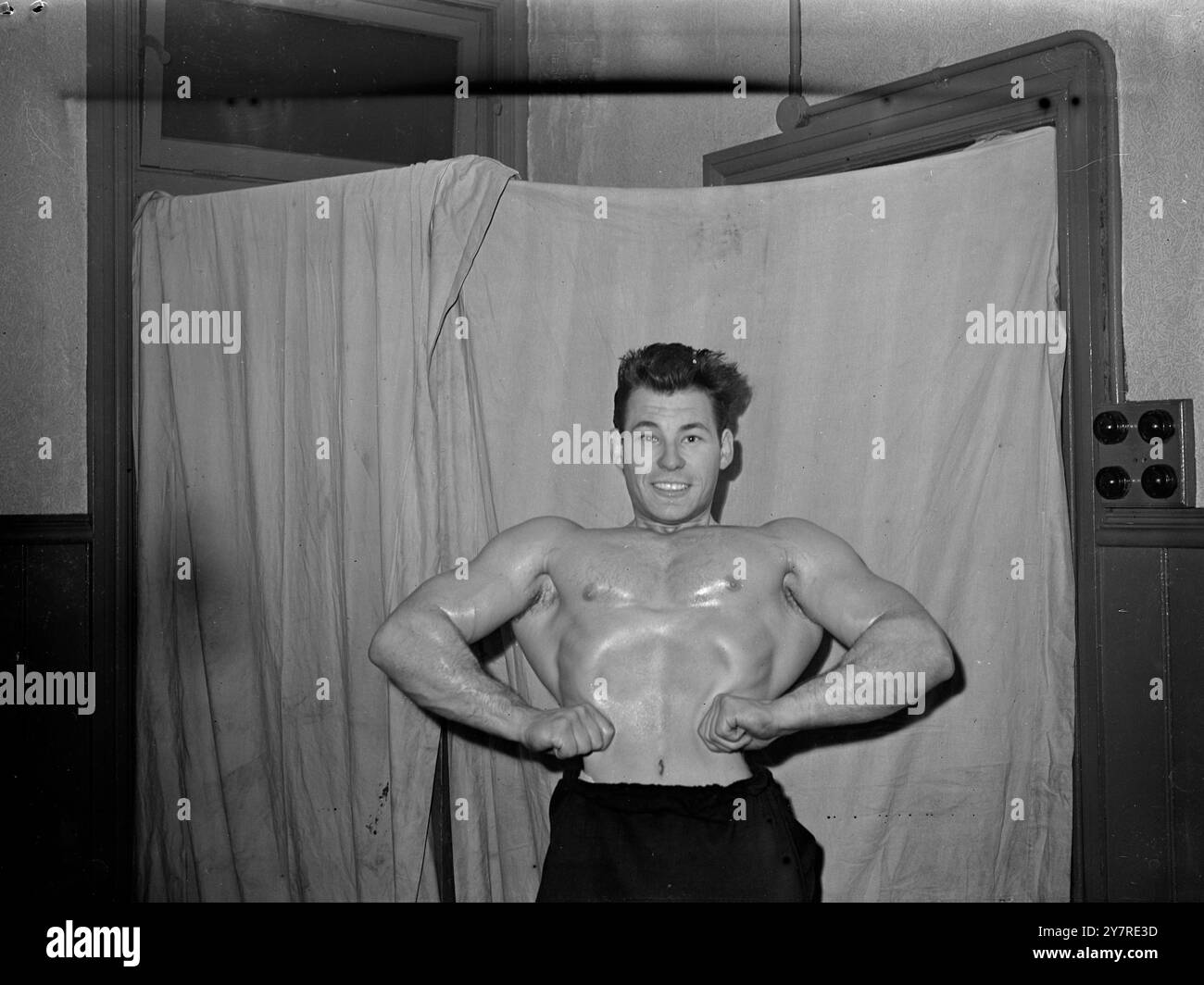 CHI SARÀ IL SIGNOR LONDRA? 22 gennaio 54. Il concorso Mr. London per l'uomo più sviluppato del 1954 si svolgerà mercoledì prossimo presso il Municipio di Battersea. Il concorso è tenuto dal Body Sculpture Club. Spettacoli fotografici I.N.P.: Kerry Drinkwater, 23 anni, finalista al concorso Mr. Greenwich and Middlesex, partecipa al concorso Mr. London. Foto di notizie internazionali. Foto Stock