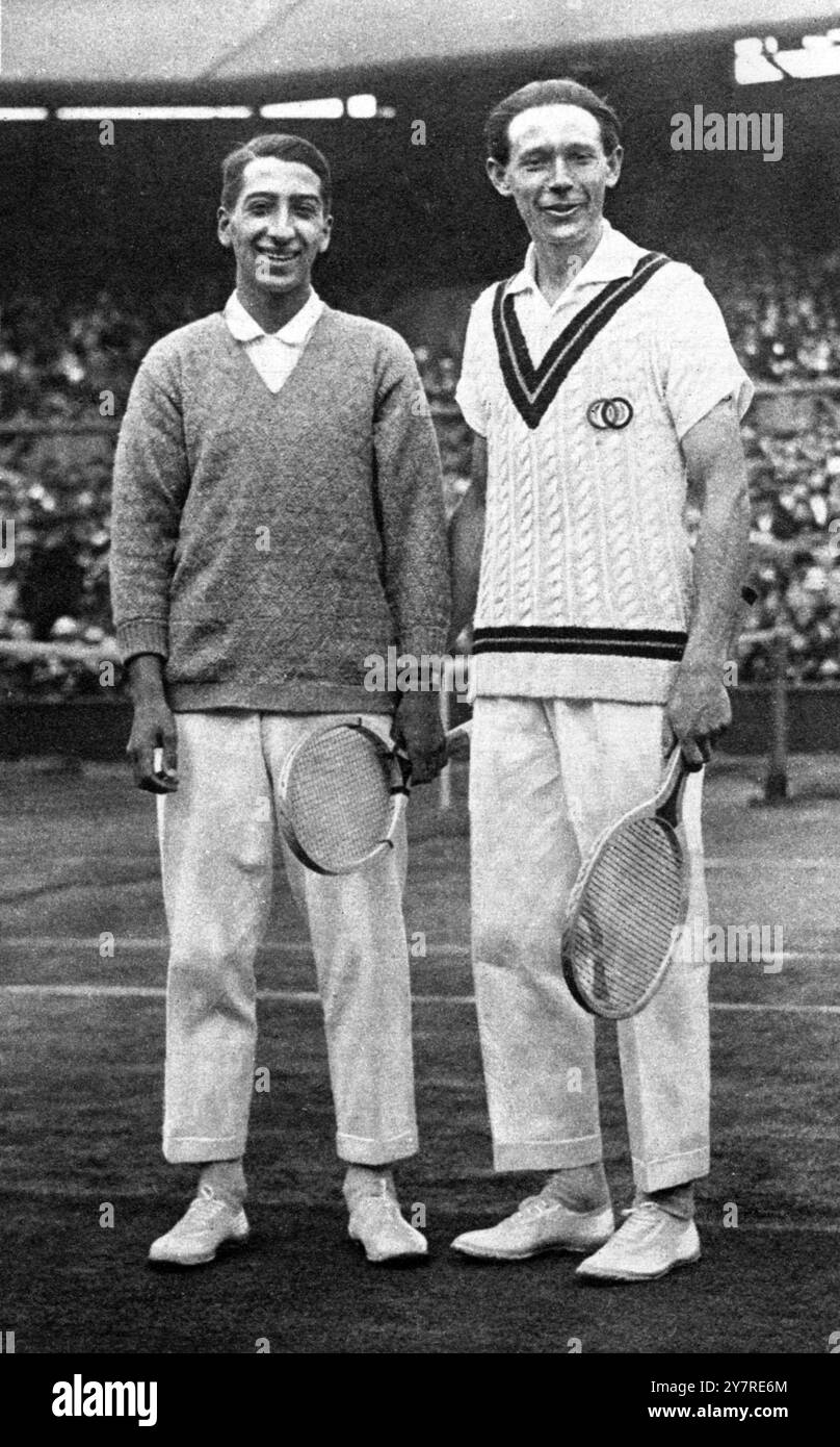 INDOSSATORI DEL PRATO BLU DI TENNIS RIBANDS : FINALISTI DEL CAMPIONATO DI WIMBLEDON 1924Finalisti del singolare maschile : Rene Lacoste, Francia, perdente; e Jean Borotra, Francia, il vincitore 6-1, 3-6, 6-1, 3-6, 6-4 12 luglio 1924 Foto Stock