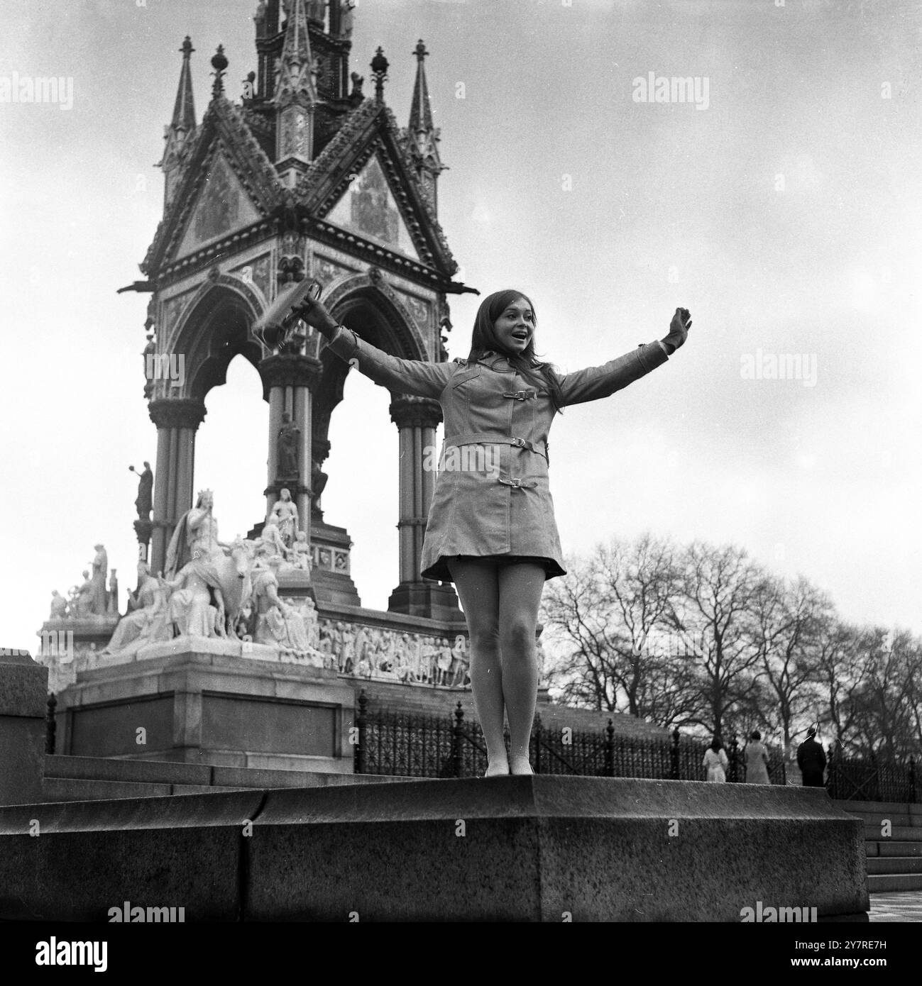 OPEN AIR REHEARSALLondra, Inghilterra, Regno Unito : è stata la prova all'aperto per la cantante finlandese Kristina Hautala mentre è scoppiata in una canzone di fronte al Prince Albert Memorial di Londra. Kristina, 19 anni, canterà la voce del suo paese, "while time is running", nel concorso Eurovision "Song for Europe", che si terrà sabato 6 aprile presso la Royal Albert Hall. 4 aprile 1968 Foto Stock