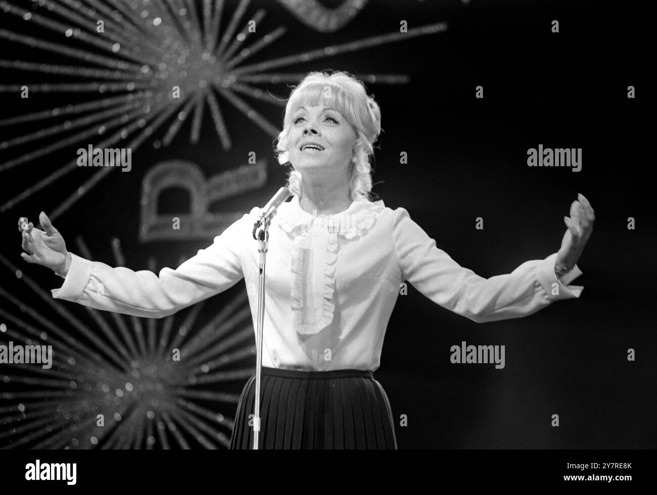 REHEARSALIsabelle Aubret, 29 anni, di Francia, che ha vinto l'Eurovision Song Contest 1962 nella foto mentre ha provato oggi a Londra in preparazione per il concorso di sabato 1968 che sarà messo in scena alla Royal Albert Hall di Londra. Isabelle canterà "The Spring" per la Francia. 4 aprile 1968 Foto Stock