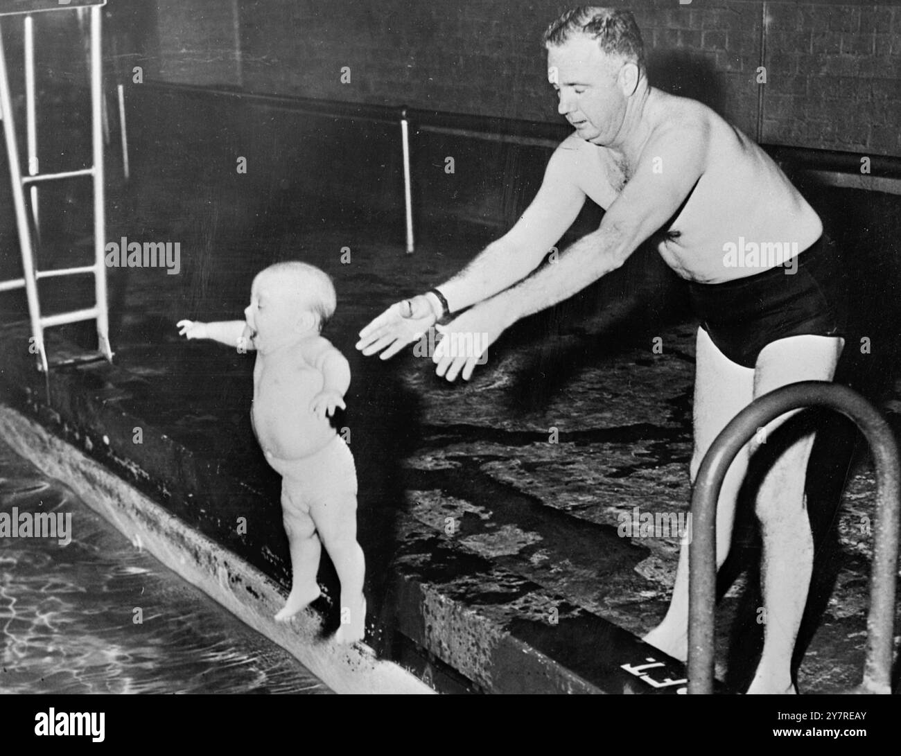 HA SETTE MESI... E STA ANDANDO VERSO LA CELEBRITÀ ACQUATICA. Amarillo, Texas. Non c'e' modo di sapere fino a che punto Jeffrey Dean Nutter si spingera' nella sua carriera acquatica una volta che imparera' a camminare. In questo momento si sta dirigendo decisamente in quella direzione. Perché, all'età tenera di sette mesi, il bambino Jeffrey ha imparato a galleggiare, a soffiare bolle, sta imparando ad usare le braccia e le mani correttamente e a calci correttamente. Quando sono state fatte queste foto, Jeffrey stava prendendo la sua quindicesima lezione di nuoto. Jeffrey pesava 27 chili a sei mesi. È nato il 21 maggio 1953 presso l'Amarillo Air Force base Hospital. I suoi genitori, A/3C. Foto Stock