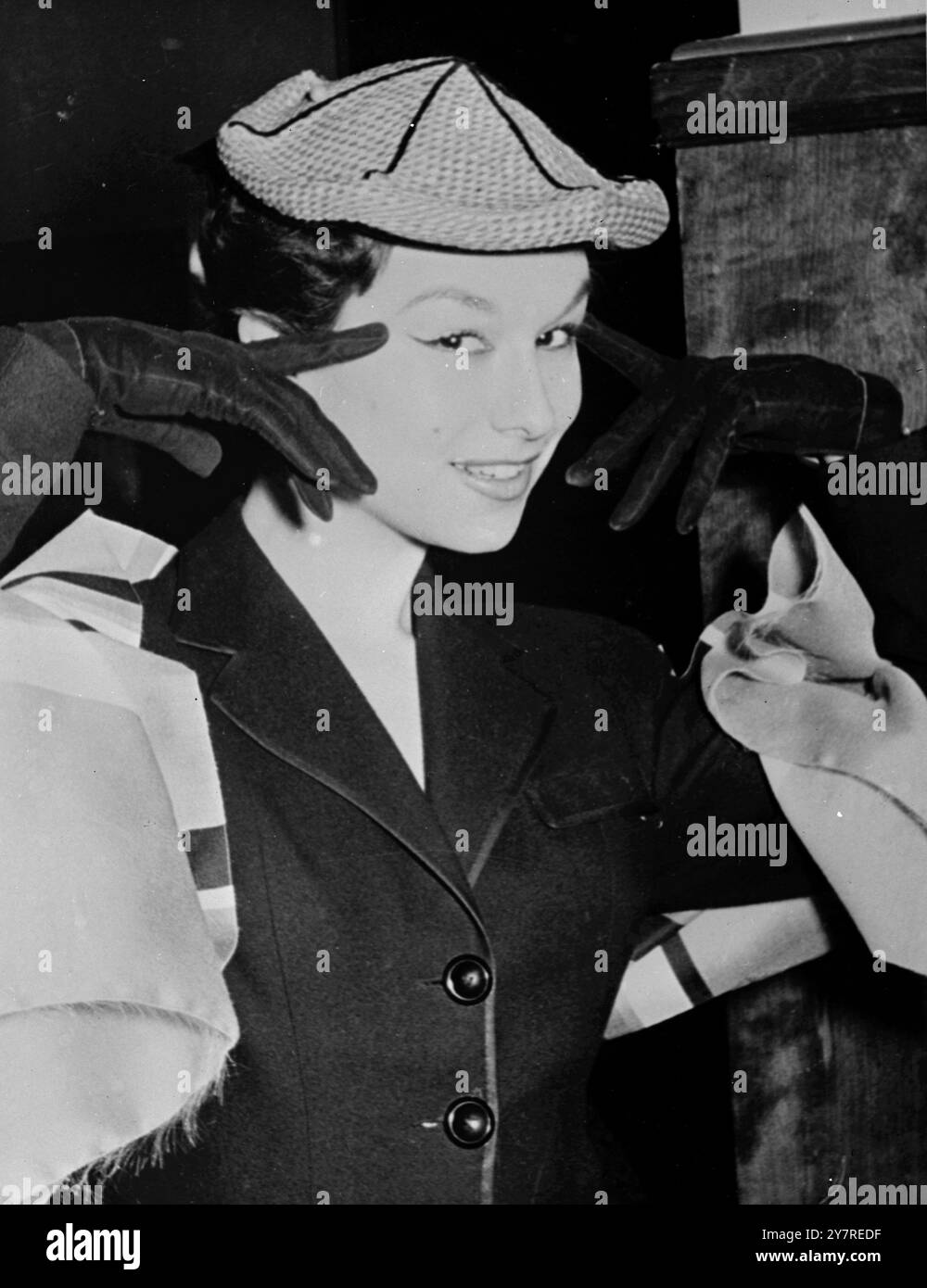 SPETTACOLO DEI CAPPELLI DI PARIGI A COLONIA. Il 7 gennaio 1954 si è tenuta a Colonia, in Germania, una sfilata di cappelli primaverili ed estivi da Parigi. I cappelli erano per lo più piccoli e fatti di paglia o velluto. I colori predominanti erano guscio d'uovo, paglia, caffè, moka, bianco, strisce rosa, azzurro e verde. La foto di I.N.P. mostra che l'Oriente sembra essere stato l'ispirazione per questo cappello, che era uno degli stili parigini mostrati a Colonia. 133/PJ/73698 foto di notizie internazionali. Foto Stock