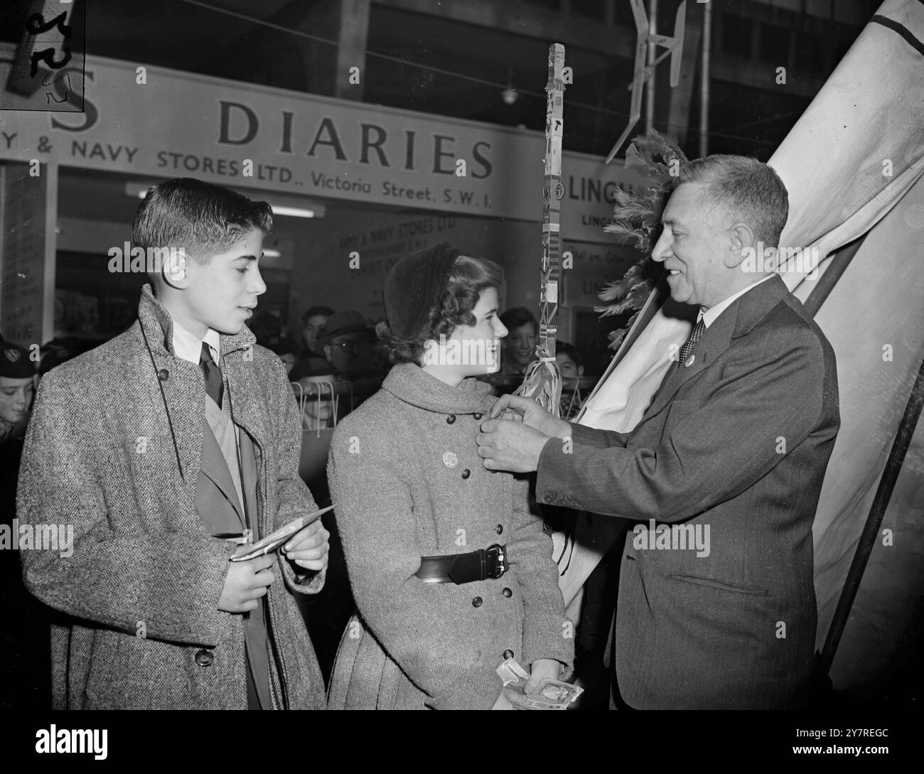Master & Miss America alla London Schoolboy Exhibition 4,1.54. Il quindicenne Richard Gunz, recentemente eletto "Master America", e la quattordicenne Gertrude Burns, "Miss America", hanno dato un'ultima occhiata a Londra oggi prima di tornare a casa negli Stati Uniti dopo una vacanza di cinque giorni qui. La foto dell'INP mostra che Richard e Gertrude sono diventati membri del London News Chronicle i-Spy Club alla Schoolboy's Own Exhibition di questa mattina. Immagine di Reg Palmer. PJ/73623. Foto di notizie internazionali. Foto Stock