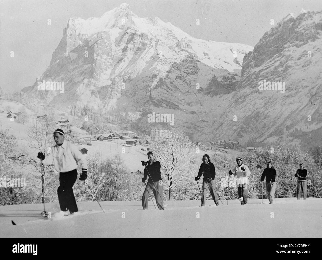 Cinque campioni russi di sci si allenano in Svizzera. Il 5 gennaio 1954, una squadra di sci femminile russa si sta preparando a Grindelwald, nelle montagne bernesi, per gli eventi internazionali di sci che si svolgono il 7, 8 e 9 gennaio. La foto INP mostra da sinistra a destra: M. Aleksei Bagenov, l'allenatore della squadra, e Zioubeve Kesizeva, Sofia Katova, Valentina Csareva, Aleutina Leentieva e Sofia Seuchina, la squadra di cinque ragazze di sci russe. Foto di notizie internazionali. Foto Stock
