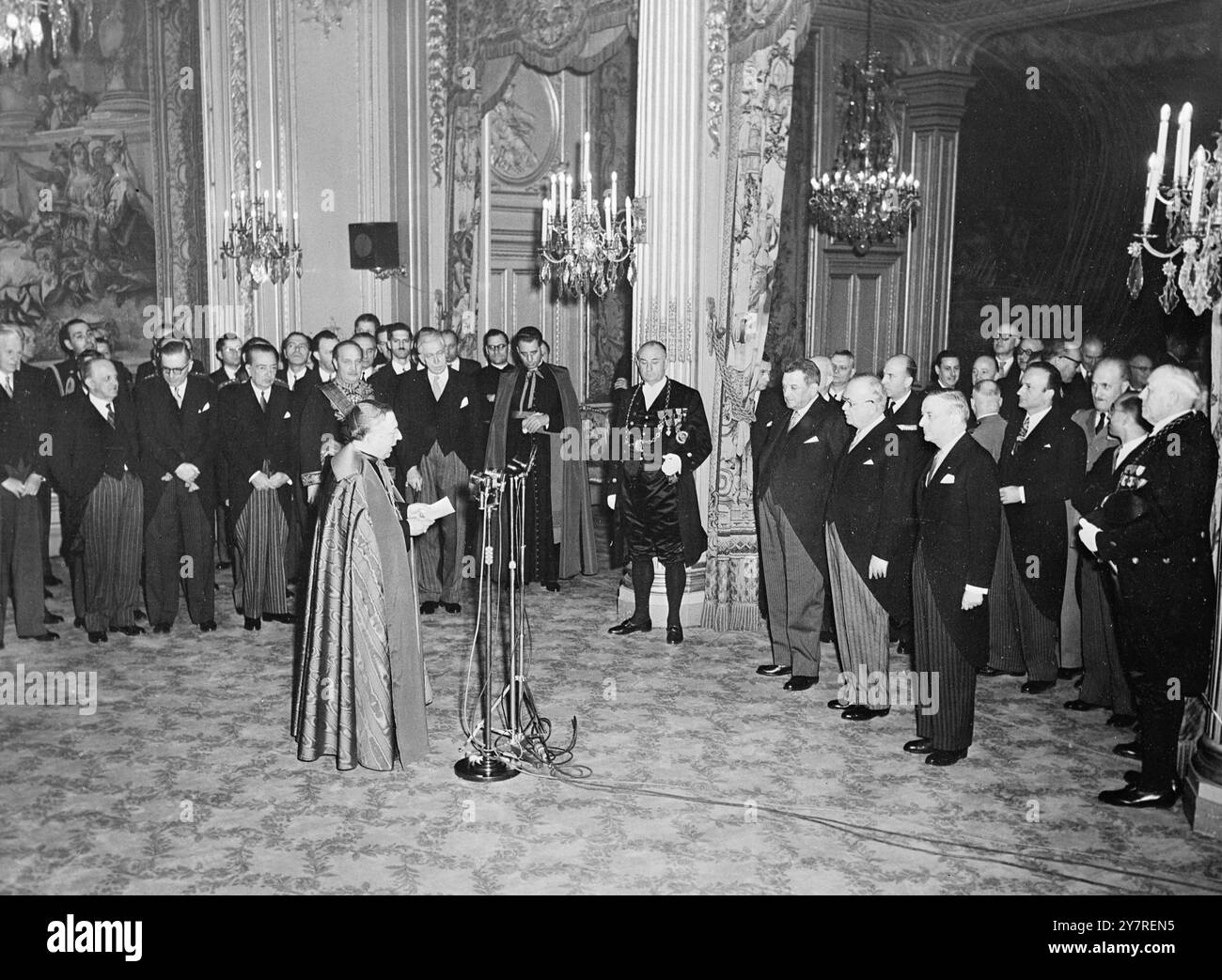 Il presidente Auriol riceve gli ultimi auguri per il nuovo anno all'Elysee. 3,1.54. Il Presidente Auriol ha ricevuto visite al Palazzo Elysee durante tutto l'ultimo giorno dell'anno, come è tradizione augurare un felice anno nuovo al Presidente della Repubblica. Foto I.N.P. mostra: Nunzio Apostolico IGR. Marella, a nome dei membri del corpo diplomatico, presenta i desideri di Capodanno al Presidente. Sullo sfondo si può vedere il Sig. Quaroni, Ambasciatore italiano, Barone Guillaume, Ambasciatore belga, generale Vannier, ambasciatore canadese; a destra da sinistra a destra: primo ministro Joseph Lanie Foto Stock