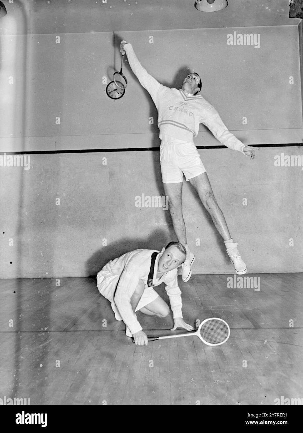 L'americano salta per questo. 1,1.54. 3? Il giocatore americano C. W. Ufford di Harvard, che ora è all'Università di Cambridge, salta per un colpo durante la sua partita con C. G. Daniels del Kent durante il primo round di oggi dell'Amateur Squash Rackets Championship al Lansdowne Club, Berkeley Square, Londra. Foto di Joe Waldorf. PJ/73569. Foto di notizie internazionali. Foto Stock