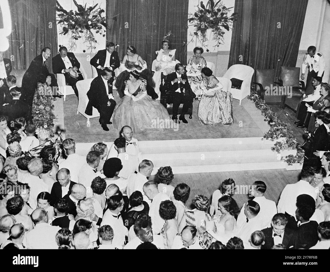 La Regina e il Duca al ballo di Stato nelle Figi 24.12.53 la Regina e il Duca di Edimburgo al ballo di stato tenuto in loro onore la loro prima notte nelle Figi, il 17 dicembre 1953. 50/PJ/73458 foto di notizie internazionali. Foto Stock