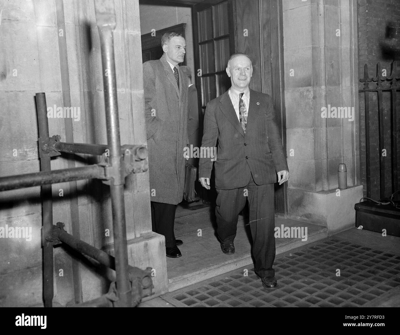 Il ministro del lavoro incontra i rappresentanti dei sindacati ferroviari. I4.12.53. Sir Walter Monckton, Ministro del lavoro, questa sera ha chiamato i leader dei sindacati ferroviari e il presidente della commissione trasporti al Ministero del lavoro di St. James's Square, Londra, per discutere i metodi per evitare il minacciato sciopero ferroviario a partire dalla mezzanotte di domenica successiva. La foto mostra il signor Jim Baty, Segretario della Associated Locomotive Engineers and Firemen, che lascia il Ministero del lavoro dopo aver visto Sir Walter Monckton questa sera. W/73304. Foto di notizie internazionali. Foto di J. Davies. Foto Stock