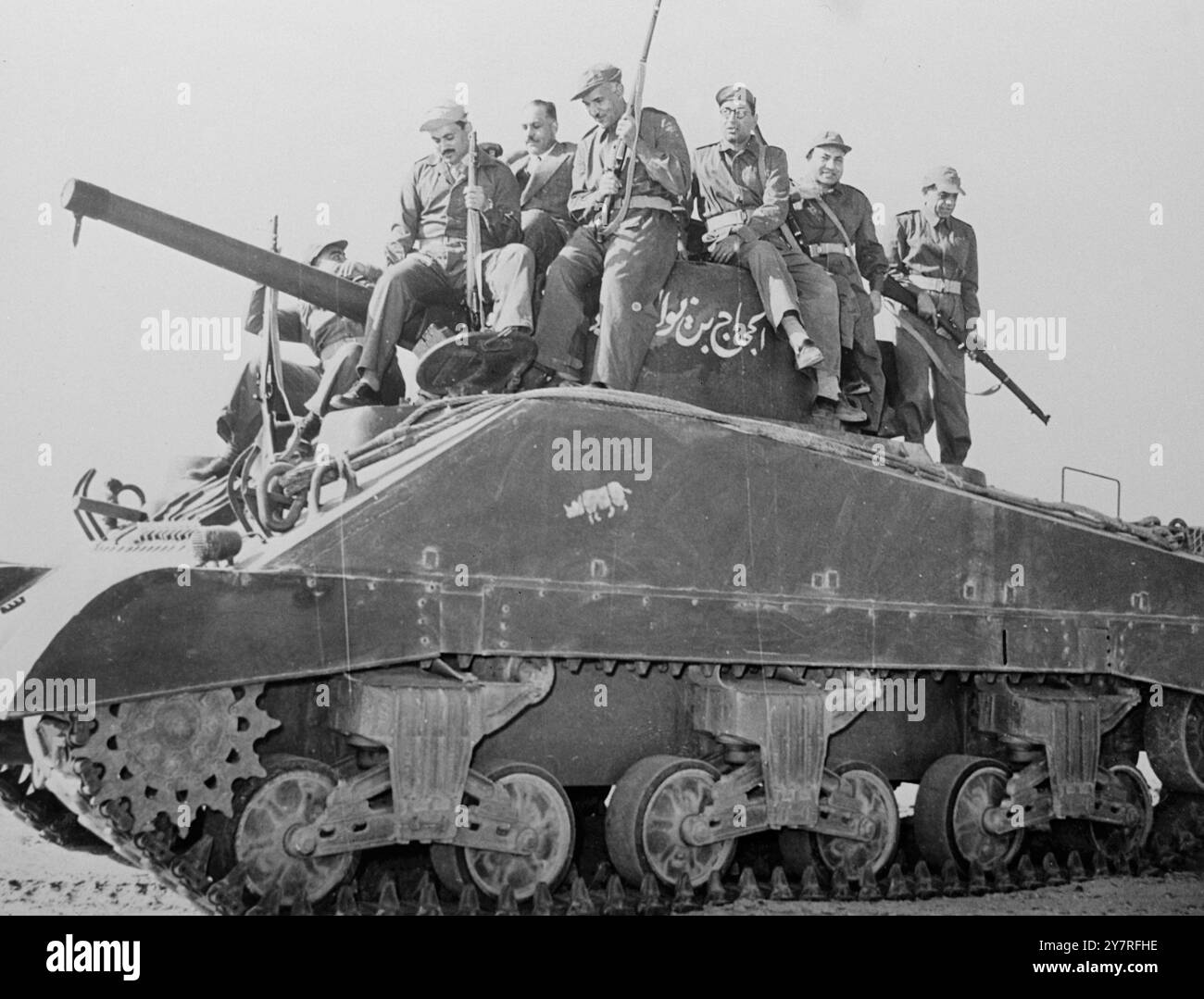I ministri del governo egiziano giocano a commandos 11.12.53. Martedì scorso i ministri del governo egiziano hanno riferito alla caserma Inchass di prendere parte alle loro manovre finali prima di laurearsi come membri pienamente addestrati dei Commandos della Guardia Nazionale. Indossavano tutte le uniformi e prendevano parte a un attacco simulato contro i carri armati, usando granate "Molotov cocktail", e a un raid contro le installazioni "nemiche" sulle montagne. La foto di I.N.P. mostra i ministri egiziani a bordo di un carro armato Sherman durante le manovre. 453/PJ/73239 foto di notizie internazionali. Foto Stock