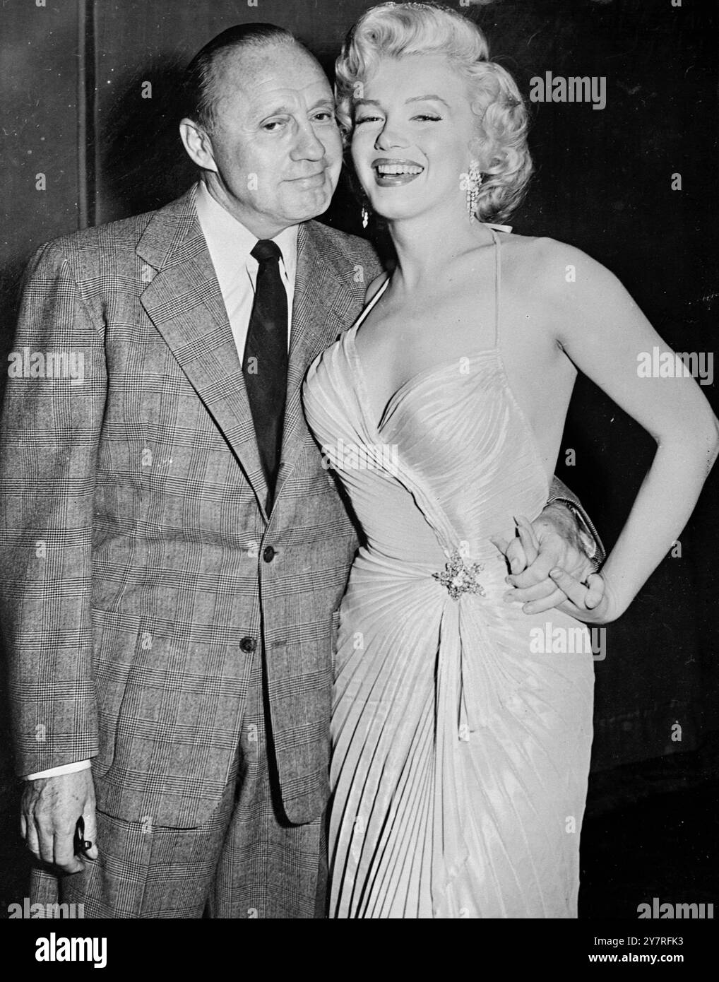 Anche Jack e' nella foto? Los Angeles, California Il comico Jack Benny potrebbe aver sentito violini, ma la sua attenzione era centrata sull'attrice Marilyn Monroe quando la coppia apparve in uno spettacolo di beneficenza qui del L.A. Examiner per portare i cesti di Natale alle famiglie bisognose. I.H. 73273. Foto di notizie internazionali. Foto Stock