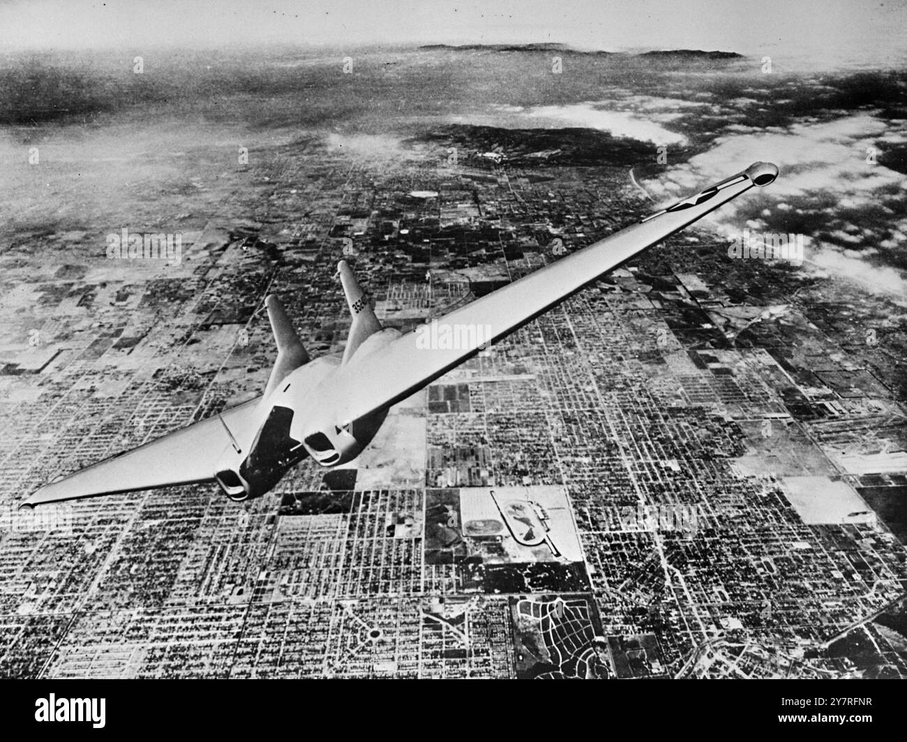 I dettagli dell'America Flying RAM 8.12.53 sono appena stati pubblicati di un nuovo caccia compatto bimotore americano, il Northrop Flying RAM, XF-79, in cui il pilota guida prona. L'aereo, che è in grado di superare i 500 km/h, racchiude i motori pilota e jet nell'ala, eliminando la resistenza della fusoliera, del gruppo coda e delle navicelle del motore. E', secondo i creatori, più manovrabile del tipo ortodosso di aereo e può trasportare carichi maggiori per un raggio più lungo. La foto INP mostra un'immagine composita di come il nuovo aereo appare in volo sopra la California. 1/PJ/73154 foto di notizie internazionali. Foto Stock