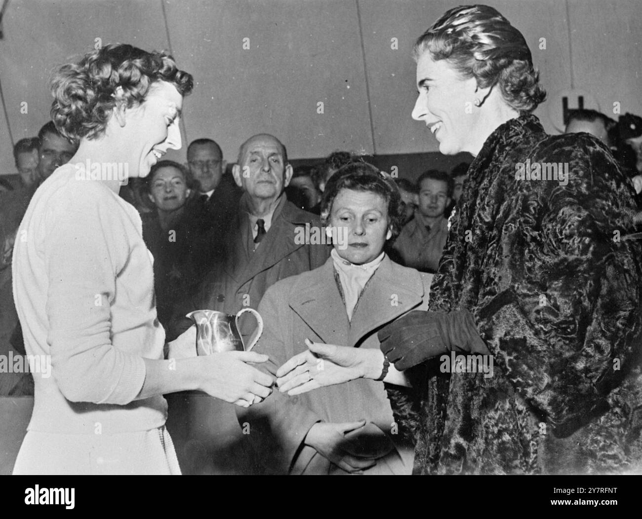 La regina danese presenta la coppa di tennis al giocatore inglese su 8.12.53. La regina Ingrid di Danimarca presenta una coppa alla tennista inglese Helen Fletcher, che ha vinto la finale di un torneo a Copenaghen domenica battendo la danese vera Johansen. 533/PJ/73144 foto di notizie internazionali. Foto Stock