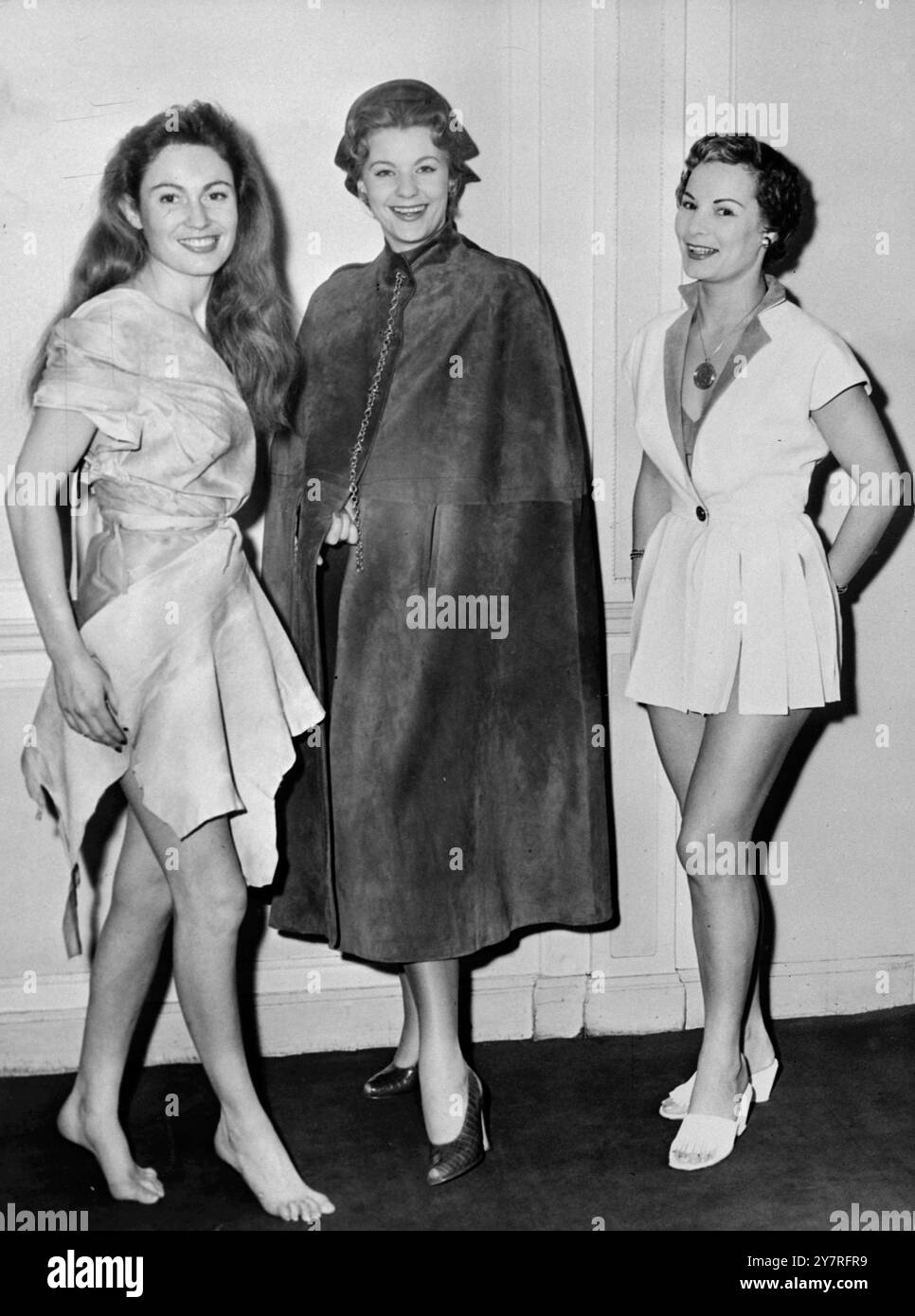 Abbigliamento in pelle dalla vigilia del 10.12.53 14 la sfilata annuale di moda dei membri della French Leather Association si è svolta ieri in un ristorante sugli Champs Elysees. Sono stati mostrati abiti di pelle nel corso dei secoli, a partire da Eve e finendo con stili moderni. La foto INP mostra da sinistra a destra: "Eve" indossa il suo abito in pelle naturale (su una foglia di fico, senza dubbio); un mantello in pelle scamosciata "vento e pioggia"; moderno costume da spiaggia in pelle. 2/PJ/73201 foto di notizie internazionali. Foto Stock