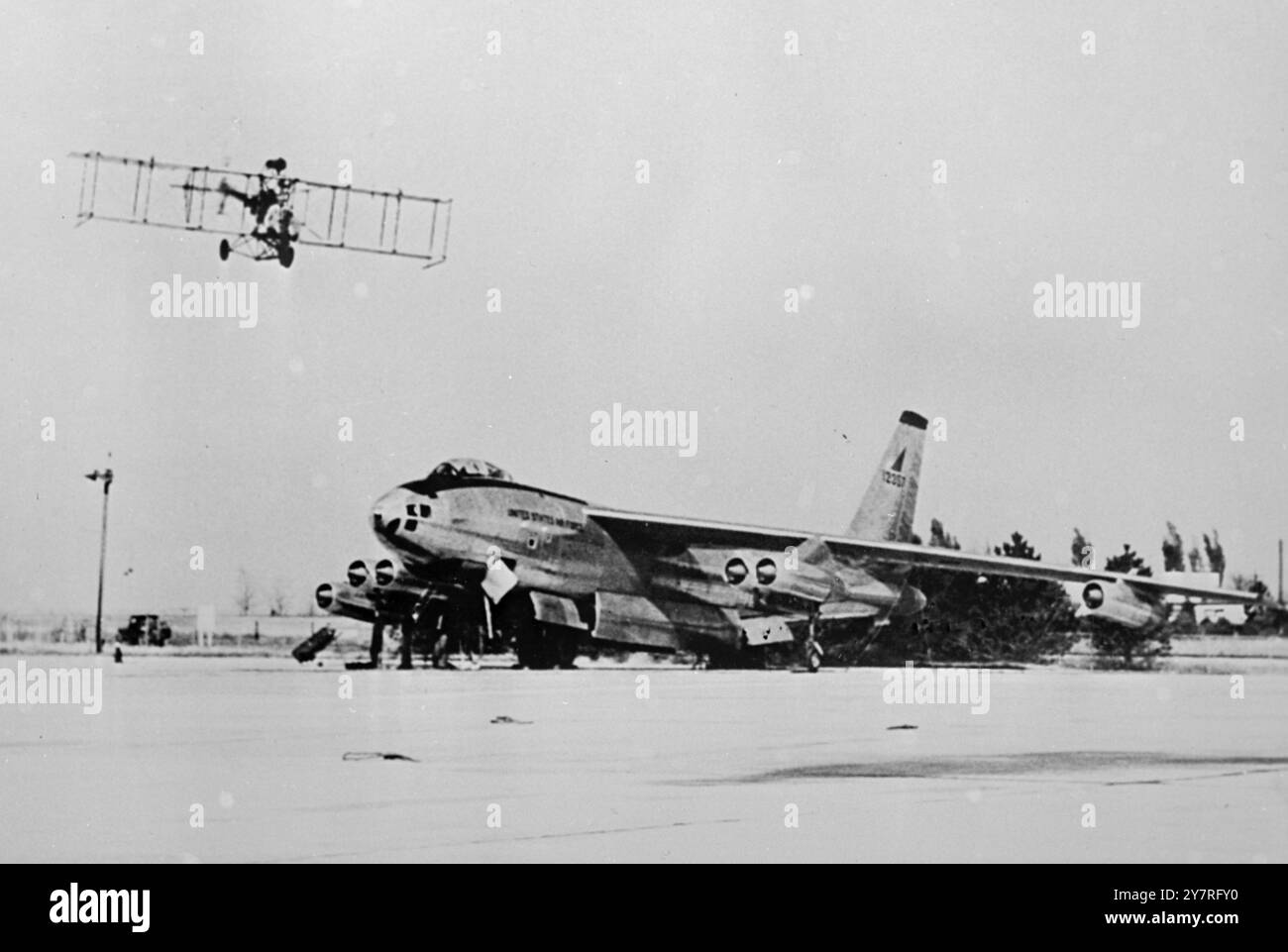 E una novità nel settore dell'aviazione 4.12.53 un velivolo costruito nel 1912 che sorvola un moderno bombardiere a sei jet Boeing B-47 sottolinea i grandi sviluppi nel campo della progettazione aeronautica nel corso degli anni. Il vecchio aereo ripropone il primo volo a motore dei fratelli Wright in occasione delle celebrazioni a Kitty Hawk il 17 dicembre. Il moderno bombardiere può volare a più di 600 mph e navigare a 40.000 piedi con il suo equipaggio di tre e un carico di bombe di dieci tonnellate. 1/PJ/73082 foto di notizie internazionali. Foto Stock