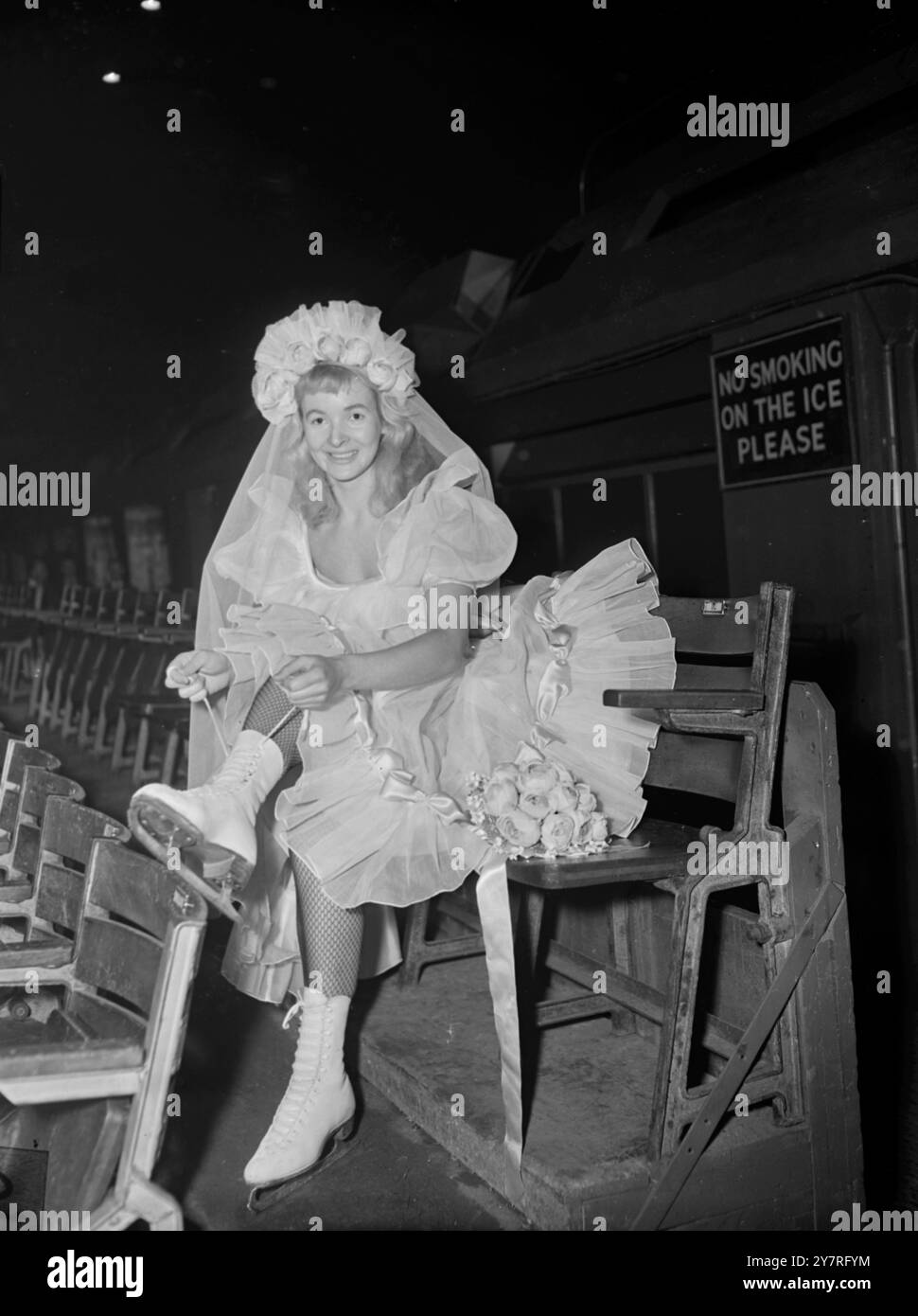 La sposa indossa stivali. Il 4.12.53, la ventunenne Irene Hood, di Glasgow, si allaccia sui pattini durante una prova generale di Humpty Dumpty on Ice all'Empire Pool di Wembley, questa mattina. Foto di Joe Waldorf. PJ/73074. Foto di notizie internazionali. Foto Stock