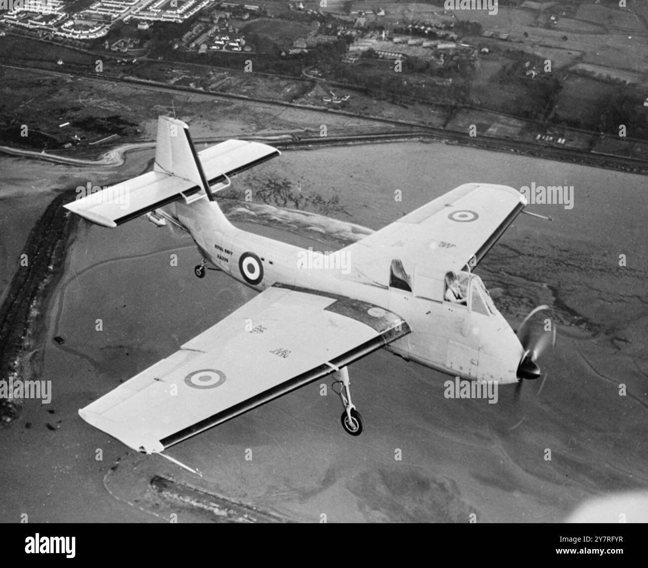 Il Seamew mostra i suoi passi. Primo volo pubblico dell'aereo antisommergibile. Il nuovo velivolo anti-sommergibile britannico "The Seamew" ha fatto il suo primo volo pubblico a Belfast oggi. Può operare da portaerei di scorta e mercantili, e i problemi dei paesi NATO sono stati specificamente presi in considerazione dal team di progettazione di Short quando è stato concepito il Seamew. L'obiettivo del Seamew è quello di fornire un aereo economico, semplice e robusto che possa essere prodotto facilmente e, allo stesso tempo, soddisfare in modo soddisfacente tutti i requisiti operativi della Marina. La foto INP mostra il Seamew visto in volo sopra Belfa Foto Stock