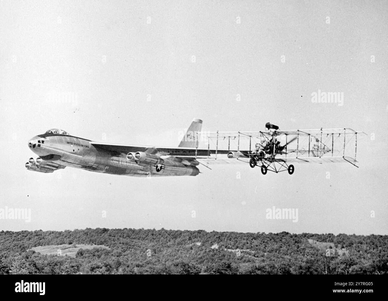 Il vecchio e il nuovo dell'aviazione 7.12.53 che volano fianco a fianco sopra l'America sono due aerei a 41 anni di distanza, un biplano a propulsione posteriore del 1912 e un moderno bombardiere Boeing B-47 a propulsione jet. Gli aerei più vecchi possono continuare a volare per circa un'ora e mezza, ha un soffitto stimato di 8.000 - 9.000 piedi e una velocità massima di 65 mph, mentre l'aereo moderno ha una portata di oltre 3.000 miglia, può operare ad altitudini superiori a 40.000 piedi ed è nella classe 600 mph. 1/PJ/73127 foto di notizie internazionali Foto Stock Il vecchio e il nuovo dell'aviazione 7.12.53 che volano fianco a fianco sopra l'America sono due aerei a 41 anni di distanza, un biplano a propulsione posteriore del 1912 e un moderno bombardiere Boeing B-47 a propulsione jet. Gli aerei più vecchi possono continuare a volare per circa un'ora e mezza, ha un soffitto stimato di 8.000 - 9.000 piedi e una velocità massima di 65 mph, mentre l'aereo moderno ha una portata di oltre 3.000 miglia, può operare ad altitudini superiori a 40.000 piedi ed è nella classe 600 mph. 1/PJ/73127 foto di notizie internazionali Foto Stock