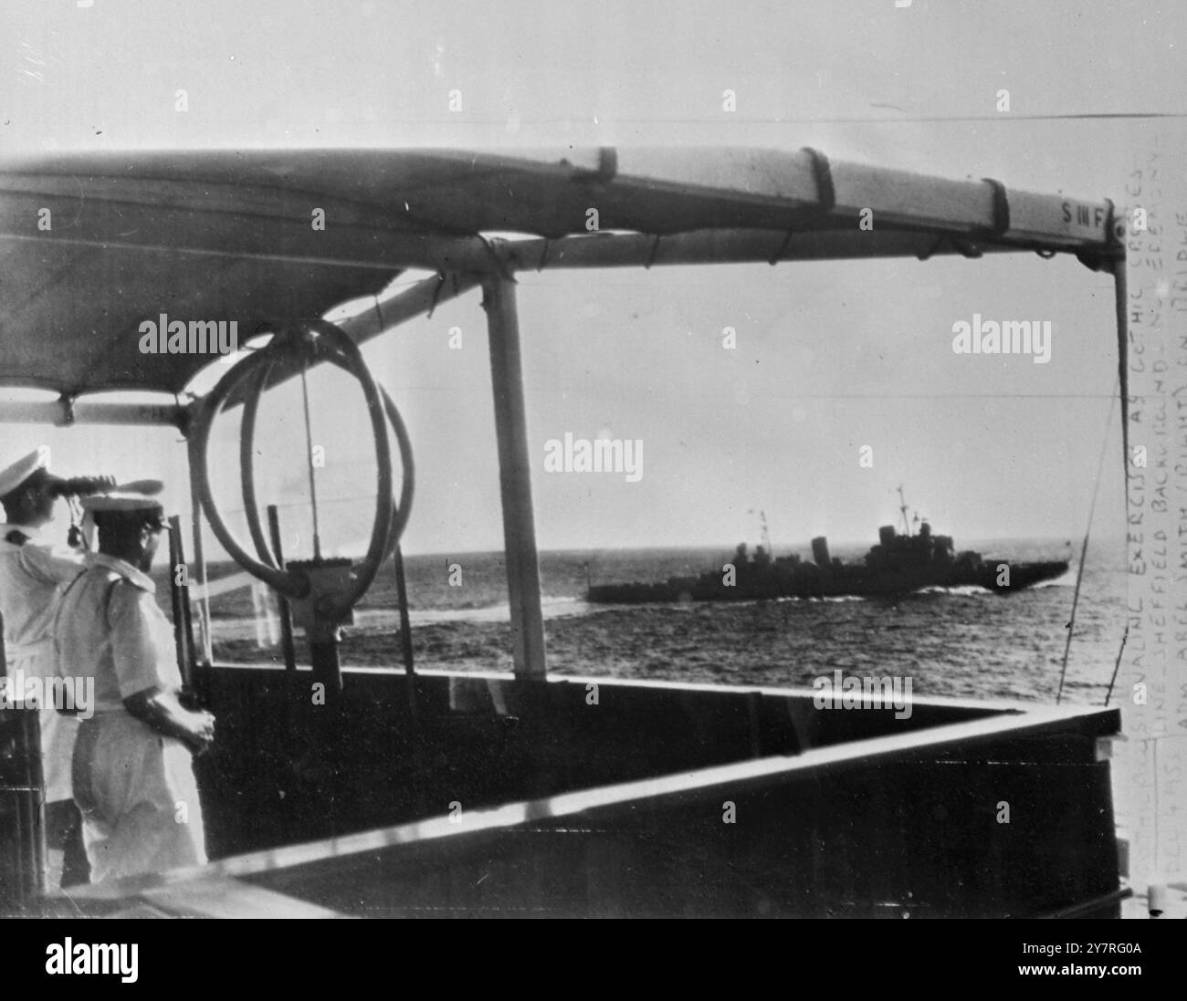 Il gotico attraversa la linea (foto dalla radio) 4.12.53. La scena sul ponte della nave da visita reale, Gothic, mentre attraversava il confine. Sulla destra c'è l'ammiraglio Abel Smith e sullo sfondo c'è la nave di scorta H.M.S. Sheffield. PJ/73133 (TP) rilasciato da Press Photo Combine. . Foto Stock