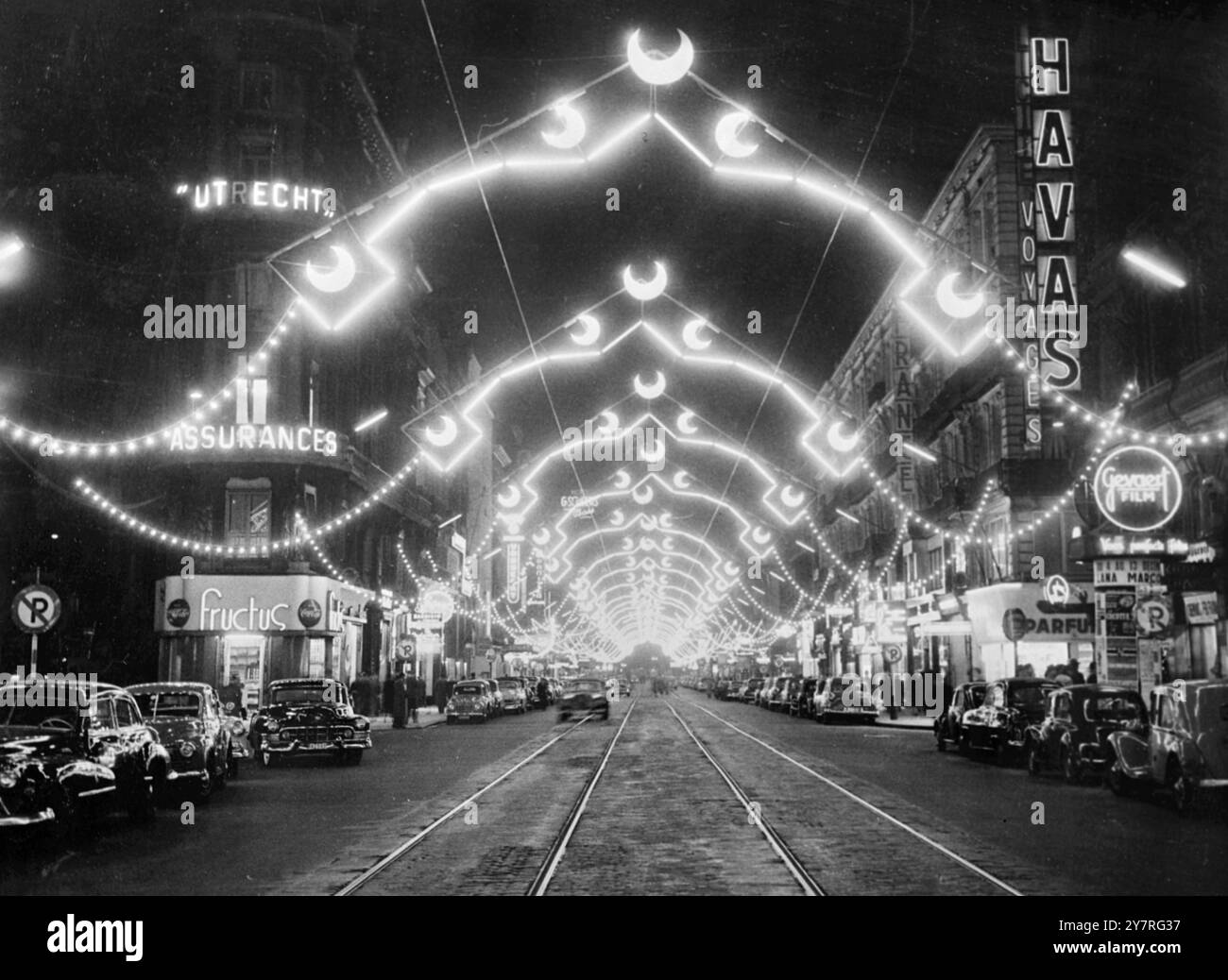 Bruxelles si illumina 4.12.53. La notte è stata allontanata dalle strade del centro di Bruxelles, dove da oggi fino al nuovo anno le corde di luci fiabesche competono con i cartelli al neon per creare una città di colori e luci. 494/PJ/73069 foto di notizie internazionali. Foto Stock