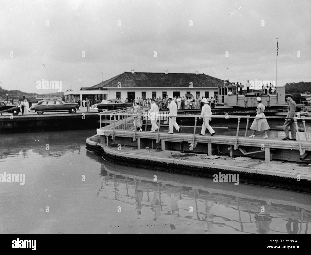 La Regina a Panama 2.12.53 la Regina e il Duca attraversano la chiusa di Miraflores nel Canale di Panama. 1/PJ/73027 foto di notizie internazionali Foto Stock