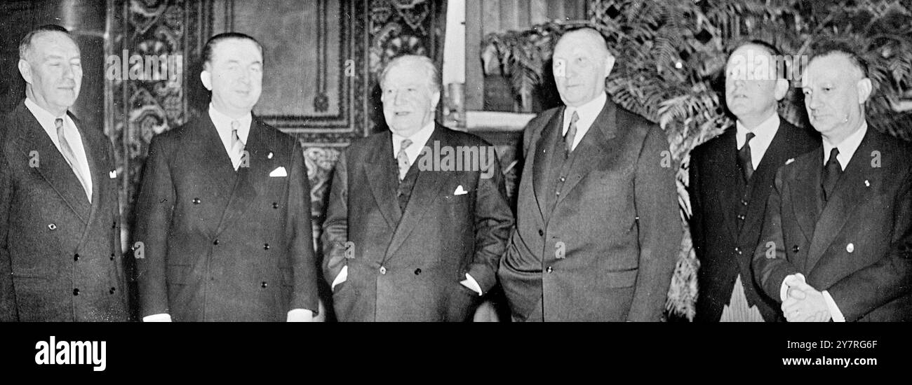 I ministri europei si riuniscono all'Aia il 28.11.53. I rappresentanti di sei paesi europei si riuniscono nel XIII secolo Palazzo dei conti a l'Aia per discutere di una nuova comunità politica europea. Foto INP mostra da sinistra a destra: Sig. Van Zeeland, Belgio; sig. Pella, il primo ministro italiano; M. Bech, ministro degli Esteri del Lussemburgo; Dr. Adenauer, Cancelliere della Germania Ovest; sig. Beijen, Olanda; m. Parodi, Segretario generale del Ministero degli Esteri francese. 10/PJ/72923 foto di notizie internazionali. Foto Stock