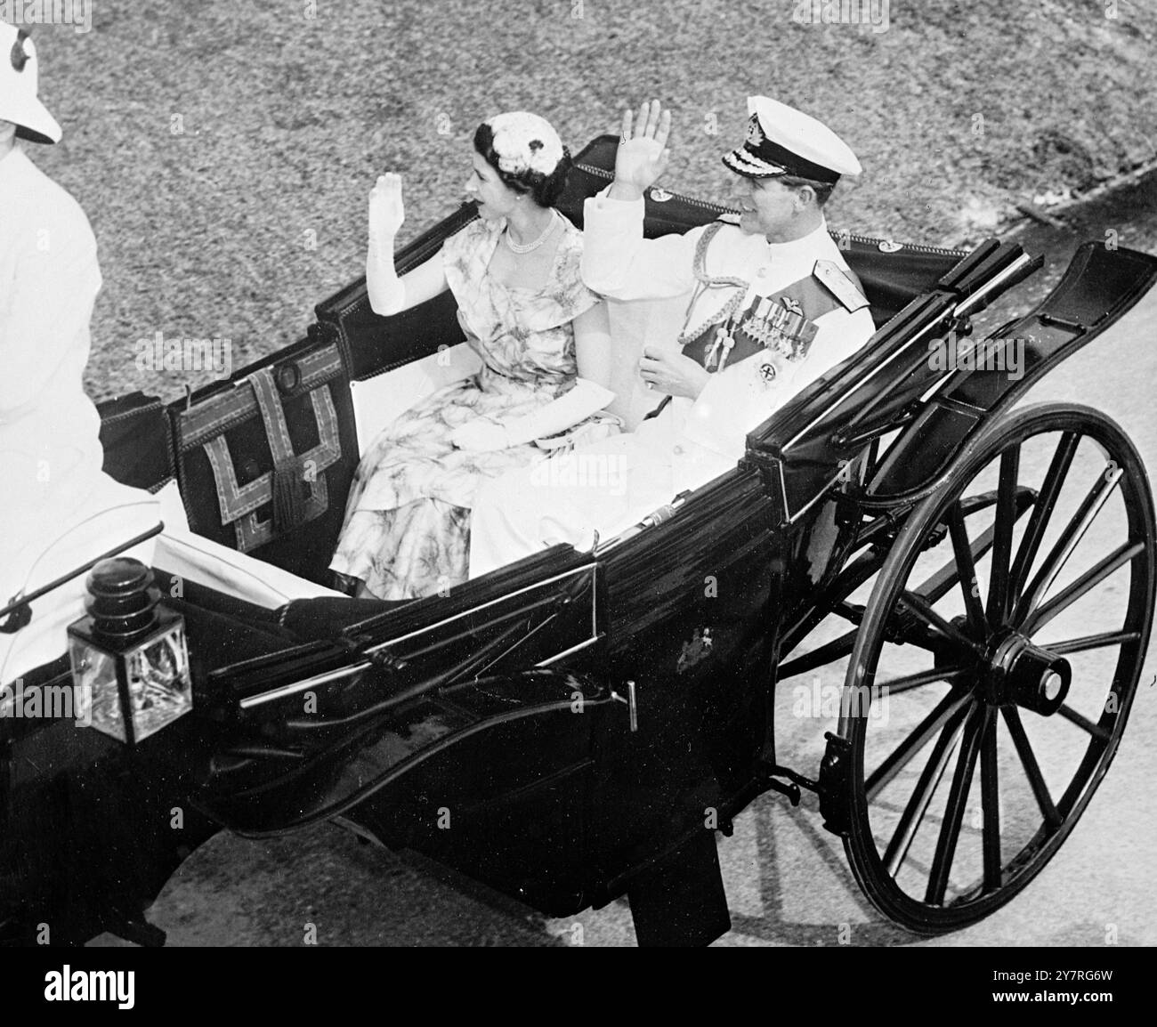 Regina e Duca alle Bermuda 27.11.53 H.M. la Regina e il Duca di Edimburgo in auto dalla Casa dell'Assemblea, Bermuda, nello stato di landau. 1/PJ/72910 Iunottania International News foto Foto Stock