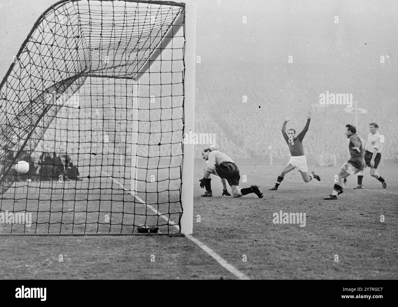 Inghilterra contro Ungheria a Wembley. L'Ungheria vince 6-3. Il 25.11.53, l'Inghilterra ha incontrato l'Ungheria a calcio questo pomeriggio e due record erano in gioco: L'Ungheria aveva giocato 25 partite senza sconfitte dal maggio 1950, mentre l'Inghilterra difendeva il suo record unico di non aver mai perso in casa contro una squadra straniera. I paesi si sono incontrati l'ultima volta a Londra nel 1936. Si erano giocati a vicenda due volte e ne avevano vinta una a testa. La foto BIPPA mostra l'attaccante centrale ungherese N. Hidegkuti, che supera il portiere inglese G. Merrick (Birmingham City) per segnare il sesto gol della sua squadra nella partita che ha derubato l'Inghilterra del suo imbattibile reco casalingo Foto Stock