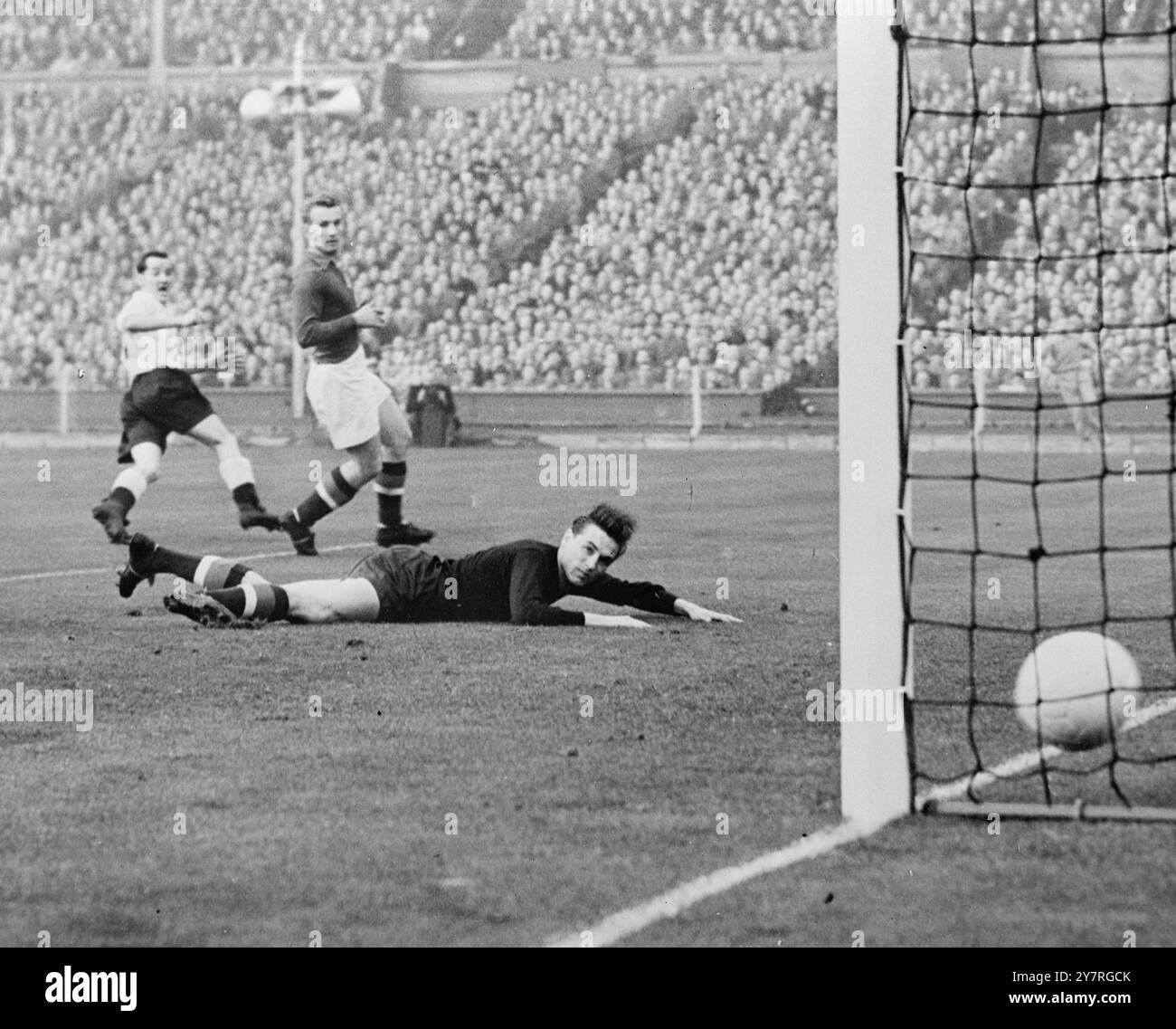 L'Inghilterra ha incontrato l'Ungheria a calcio questo pomeriggio e due record erano in gioco. L'Ungheria aveva giocato 25 partite senza sconfitte dal maggio 1950, mentre l'Inghilterra difendeva il suo record unico di non aver mai perso in casa contro una squadra straniera. I paesi si sono incontrati l'ultima volta a Londra nel 1936. Si erano giocati a vicenda due volte e ne avevano vinta una a testa. La foto del BIPPA mostra il portiere G. Grosics che guarda la palla entrare in rete per il primo gol dell'Inghilterra, segnato da J. Sewell, all'interno a sinistra. Foto Stock