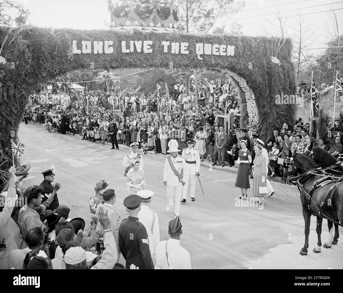 La Regina alle Bermuda 26.11.53. La foto INP mostra la Regina e il Duca che tornano sulla loro carrozza aperta dopo aver incontrato dignitari locali al loro arrivo a Hamilton. 1/PJ/72878 foto di notizie internazionali. Foto Stock