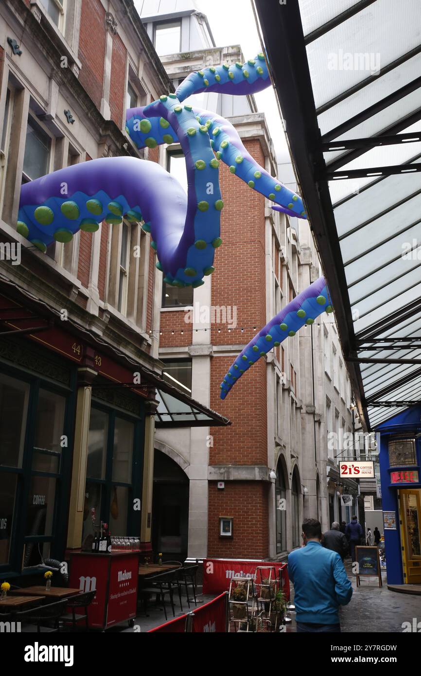 1° ottobre 2024, Leadenhall Market, London Monsters si trasferiscono al London Hotspot Leadenhall Market, un luogo popolare nella City di Londra, ha adottato un mostro prima di Halloween. I tentacoli viola che entrano e escono da alcuni degli edifici dei mercati rimarranno per tutto il mese, per celebrare l'arrivo di Halloween. Foto: Roland Ravenhill/Alamy Foto Stock