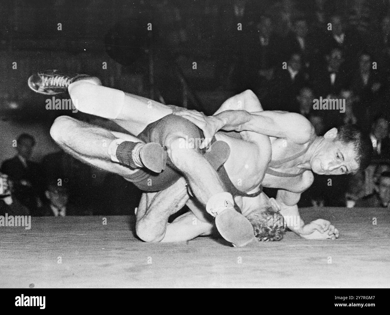 Di chi è quella gamba? Il 13.11.53, la Svezia ha incontrato la Turchia in un incontro internazionale di lotta libera a Stoccolma il mercoledì. La foto INP mostra la sensazione di Negin della Turchia di vedere la gamba dove si trova durante il suo incontro con per Berlin della Svezia. Foto di notizie internazionali. Foto Stock