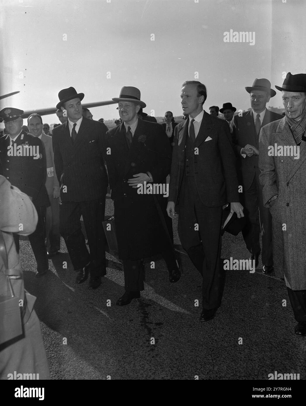 Un nuovo ambasciatore britannico arriva a Roma. Il 13.11.53, il nuovo ambasciatore britannico a Roma, Sir Ashley Clarke, è arrivato lì per prendere la sua nomina ieri. La foto INP mostra Sir Ashley Clarke (al centro, con un cappello leggero) al suo arrivo all'aeroporto di Roma di ieri. 3/PJ/72547 foto di notizie internazionali. Foto Stock