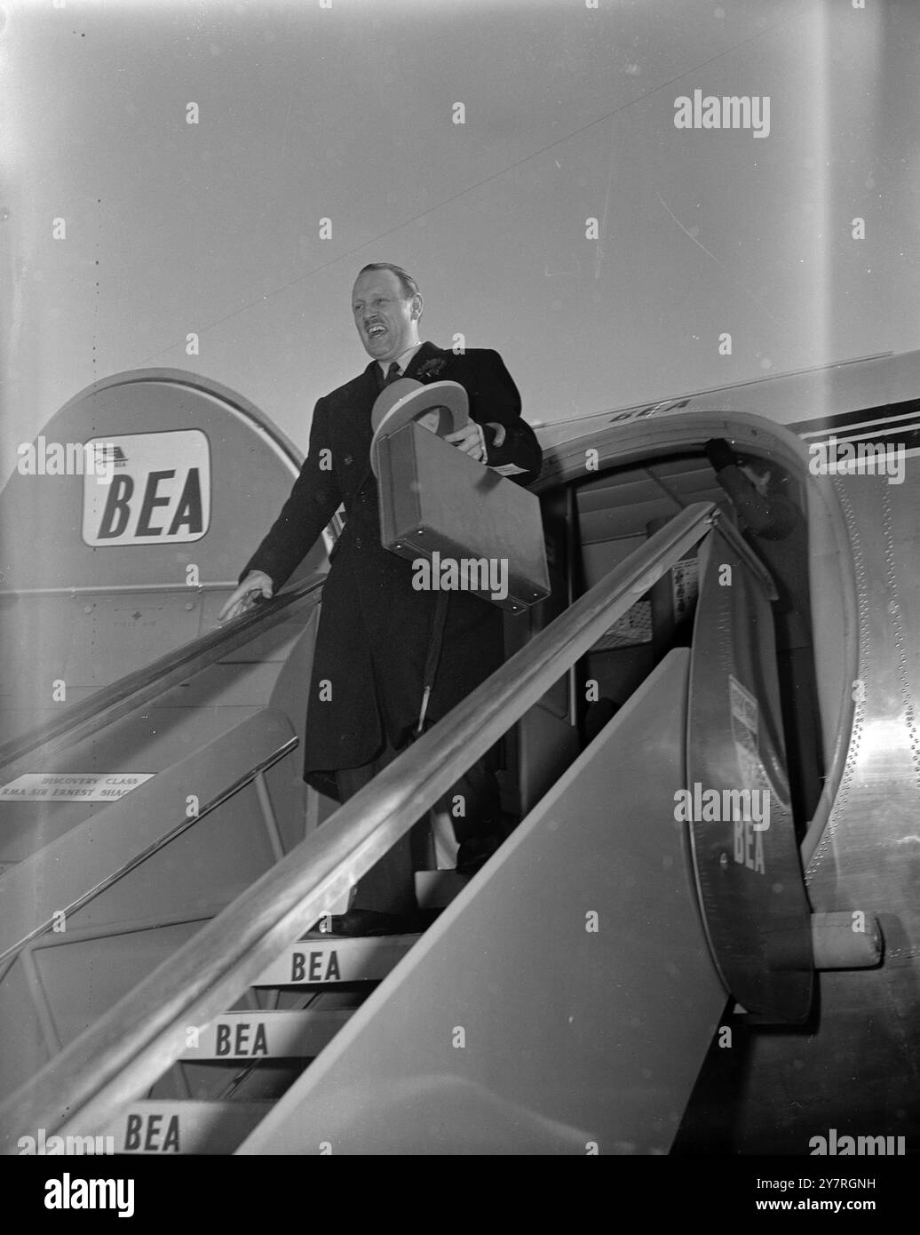 Il nuovo ambasciatore britannico arriva a Roma il 13.11.53. Il nuovo ambasciatore britannico a Roma, Sir Ashley Clarke, è arrivato ieri per prendere il suo incarico. La foto dell'INP mostra Sir Ashley Clarke che ha lasciato l'aereo ieri al suo arrivo a Roma. 3/PJ/72546 foto di notizie internazionali. Foto Stock