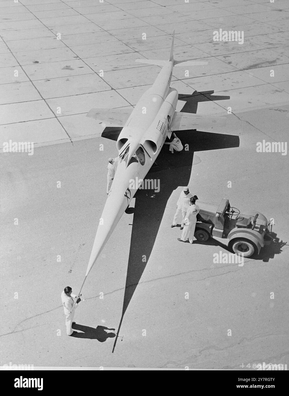 Primo lancio di immagini Talls America's X-3 velivolo di ricerca 19.11.53. Il velivolo di ricerca X-3 della U.S. Air Force è stato costruito per testare le caratteristiche di progettazione di un velivolo adatto a voli sostenuti a velocità estremamente elevate. È lungo 66 piedi 9 pollici, quasi tre volte la sua estensione di 22 piedi 8 pollici, con una coda che si innalza sopra gli scarichi a doppio getto a 12 piedi dal suolo. È dotato di strumenti di ricerca appositamente progettati che pesano 1.200 lb. La foto mostra l'X-3 in fase di preparazione. 1/PJ/72663 Internazionale. Foto Stock