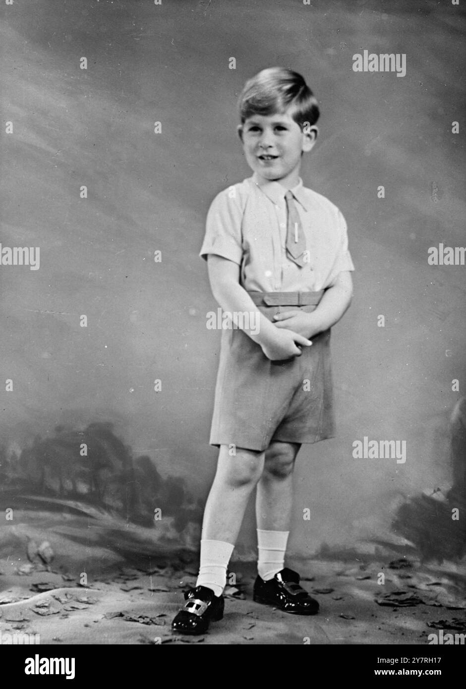 Da utilizzare solo nei giornali mattutini, sabato 14 novembre 1953. H.R.H. Prince Charles, l'ultimo ritratto di H.R.H. Prince Charles, Duca di Cornovaglia, scattato da Marcus Adams in occasione del suo quinto compleanno il 14 novembre 1953. Il principe Carlo indossava una camicia shantung color crema e pantaloncini blu pallido con una cravatta da abbinare e una cravatta d'oro. Foto di notizie internazionali FO/LEA/PJ/72542. Foto Stock