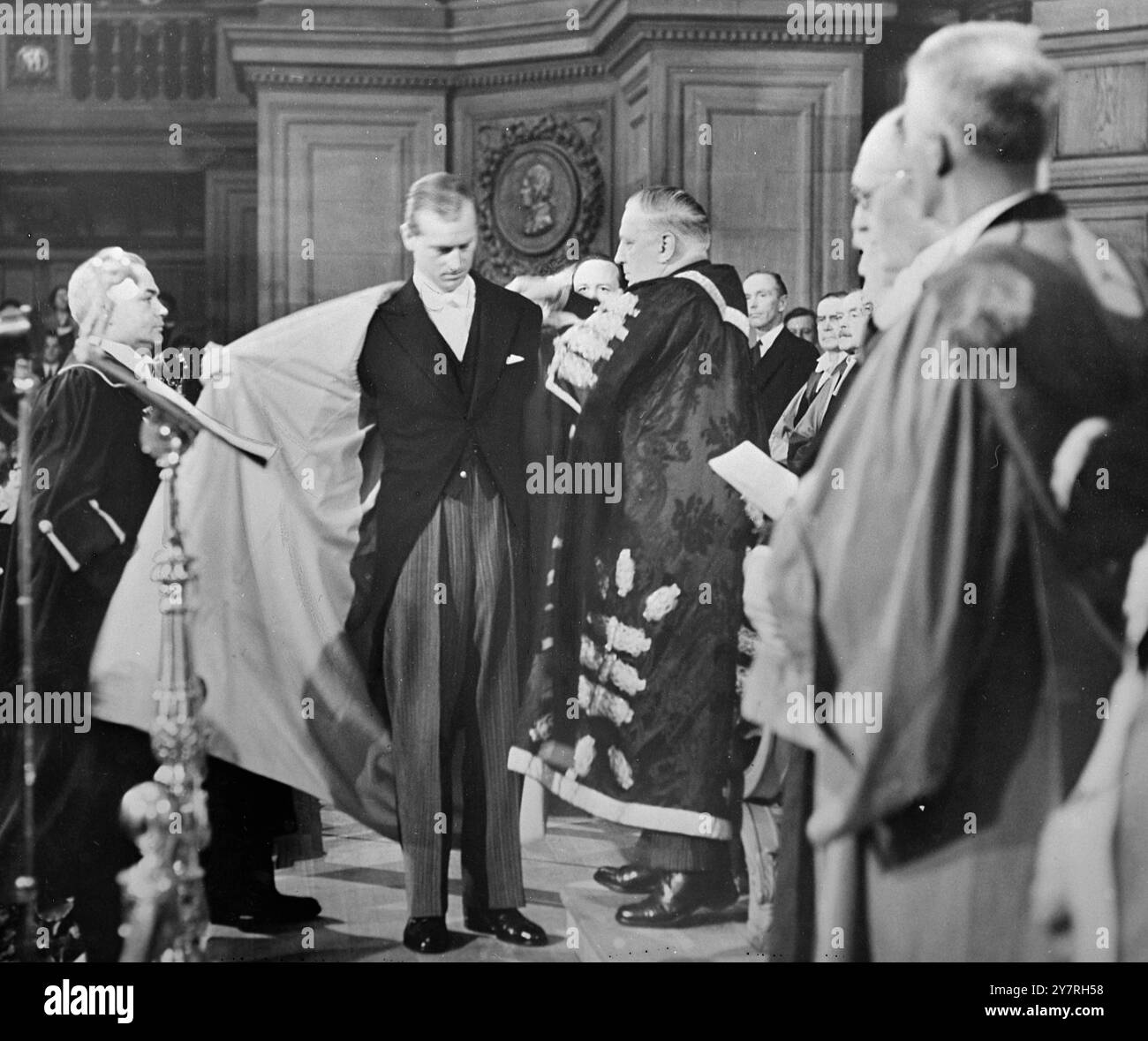 Immagine dalla radio. Duke è nominato Cancelliere dell'Università 4.11.53. H.R.H. il Duca di Edimburgo è stato nominato Cancelliere dell'Università di Edimburgo in una cerimonia alla McEwan Hall di questa mattina. Il duca conferì poi il titolo di Dottore Onorario in legge al signor Kurt Hahn, che era il suo preside alla Gordonstoun School, Elgin. La foto di I.N.P. mostra che il Duca viene aiutato nella sua veste durante la cerimonia di installazione. 60/PJ/72363 foto di notizie internazionali. Immagine dalla radio. Costo: Quotidiani e serate £6 6s 0d Provincials £3 15 7d. Foto Stock