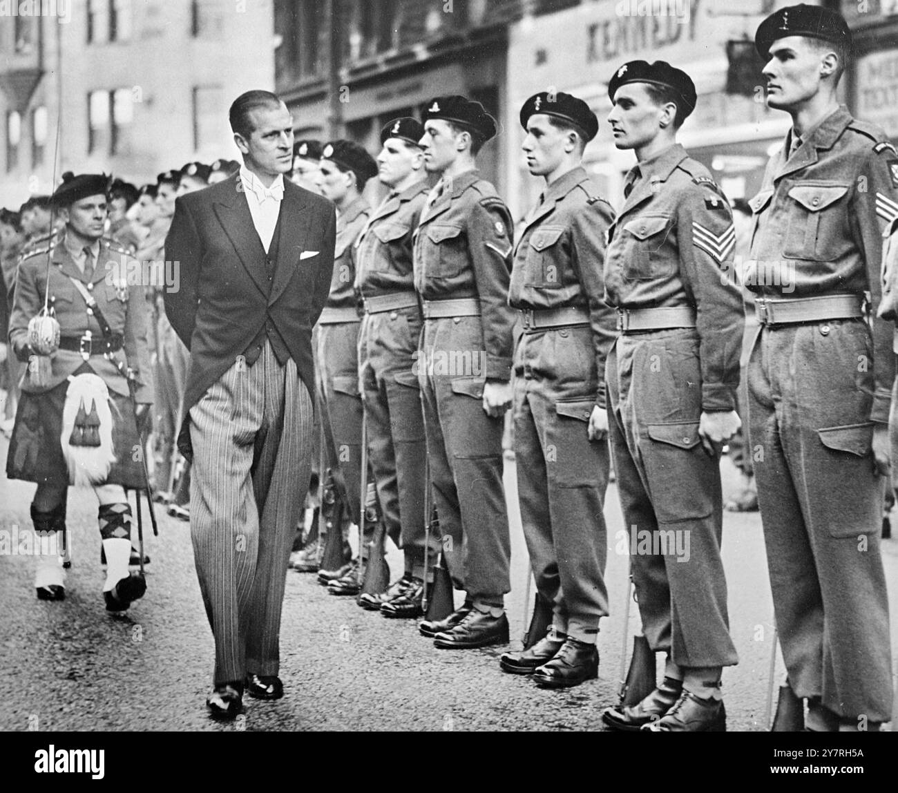 Immagine dalla radio. Duke arriva per l'insediamento come Cancelliere dell'Università di Edimburgo. Il 4 novembre 1953, H.R.H. il Duca di Edimburgo fu nominato Cancelliere dell'Università di Edimburgo in una cerimonia alla McEwan Hall di questa mattina. Il duca conferì poi il titolo di Dottore Onorario in legge al signor Kurt Hahn, che era il suo preside alla Gordonstoun School, Elgin. La foto di I.N.P. mostra che il Duca di Edimburgo ispeziona la Guardia d'Onore fuori dalla McEwan Hall. 60/Special/PJ/72362 foto di notizie internazionali. Immagine dalla radio. Costo: Quotidiani e serate £6 6s 0d, Provincials £3 15 7d. Foto Stock