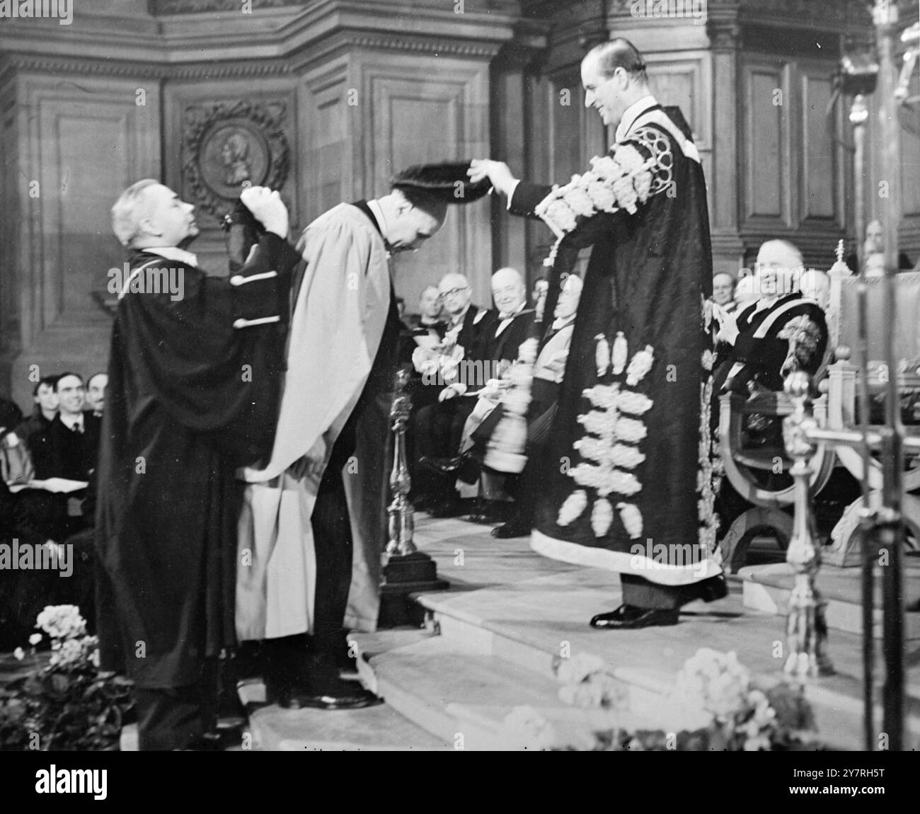 Foto della radio Duke caps il suo ex preside 4.11.53 H.R.H. il Duca di Edimburgo fu nominato Cancelliere dell'Università di Edimburgo in una cerimonia alla McEwan Hall di questa mattina. Il duca conferì poi il titolo di Dottore Onorario in legge al signor Kurt Hahn, che era il suo preside alla Gordonstoun School, Elgin. La foto di I.N.P. mostra il Duca che ha conferito la laurea al signor Kurt Hahn. 60/Special/PJ/72361 foto di notizie internazionali. Foto Stock