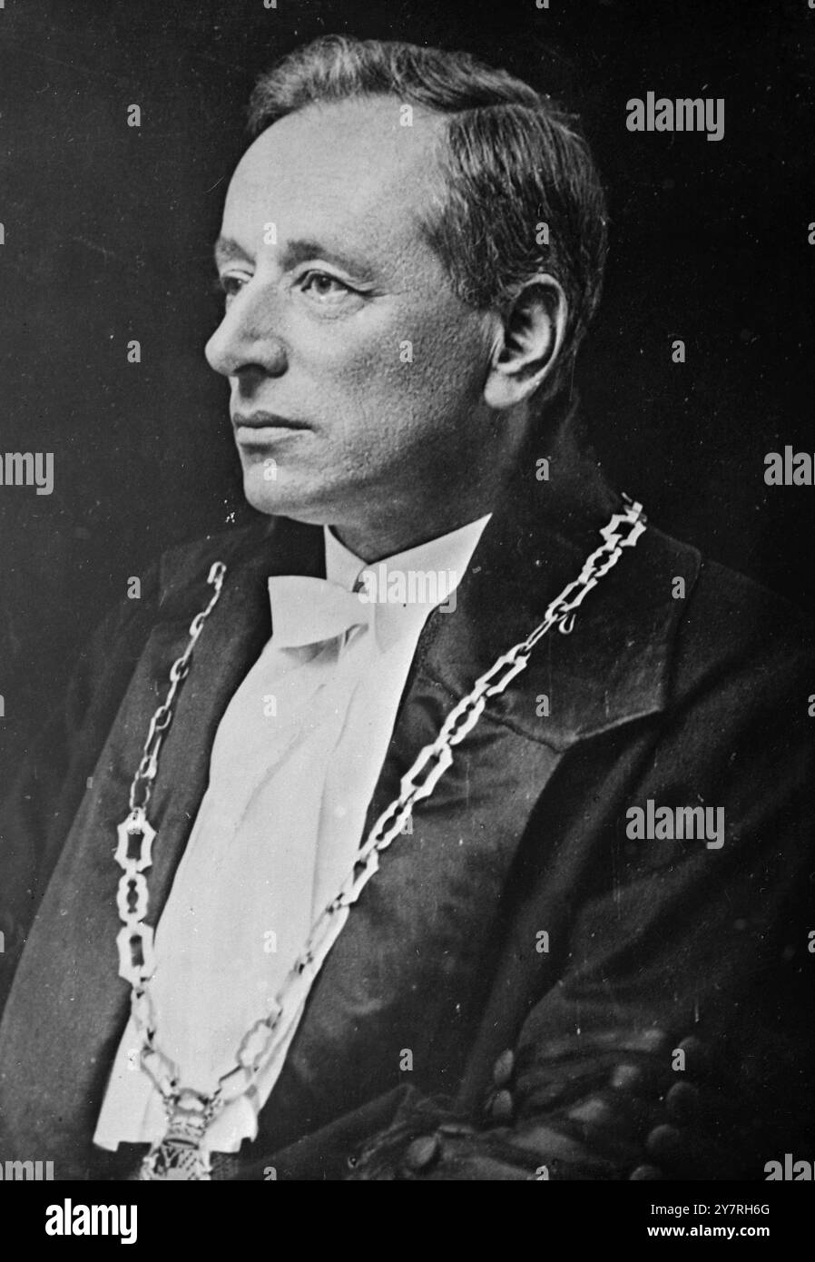 Il fisico olandese ha ricevuto il premio Nobel. Il Premio Nobel per la fisica nel 1953 è stato assegnato al professor F. Zernike, all'età di 65 anni, dell'Università di Groningen, Olanda. È stato premiato per il suo lavoro sullo sviluppo del microscopio a contrasto di fase. La foto dell'INP mostra il professor F. Zernike. Foto di notizie internazionali. Foto Stock